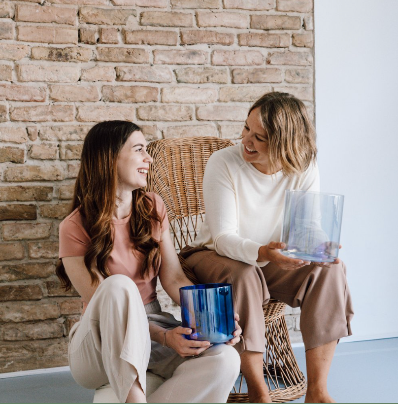 Die Gründerinnen von Senti Bowls: Anike & Lea. Erfahre mehr über ihre Geschichte und Liebe zu Sound Meditationen mit Kristallklangschalen