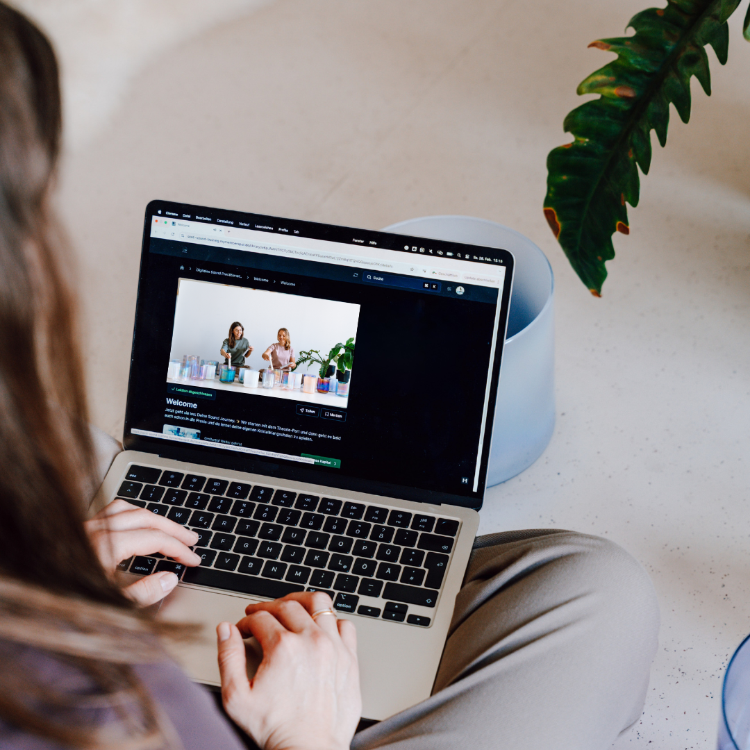 Sound Meditationen mit Kristallklangschalen online geben. Online Soundbäde mit Senti Bowls.