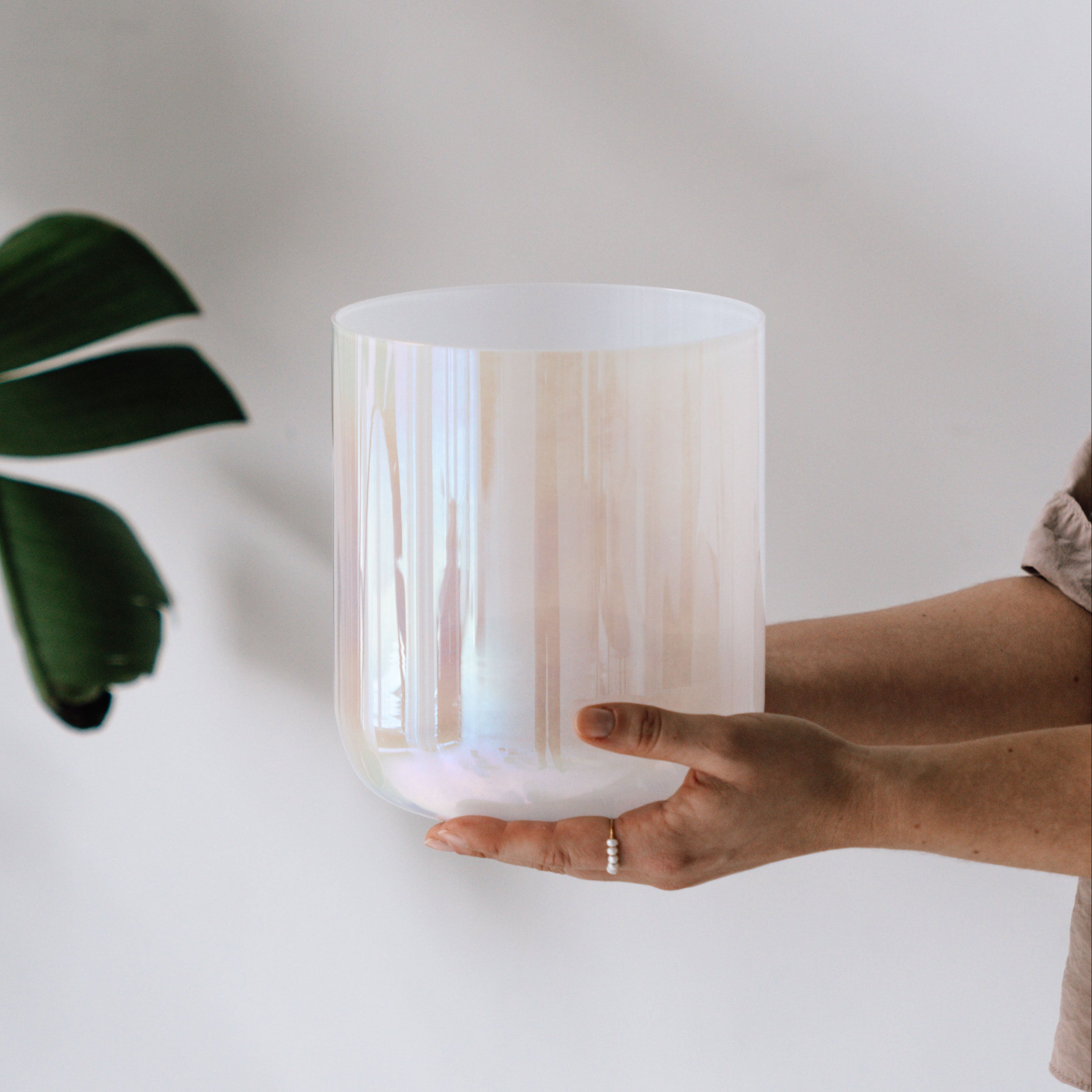 Senti Bowls Kristallklangschale aus Quarzkristall, begeistert mit klarem Klang für tiefe Ruhe. 