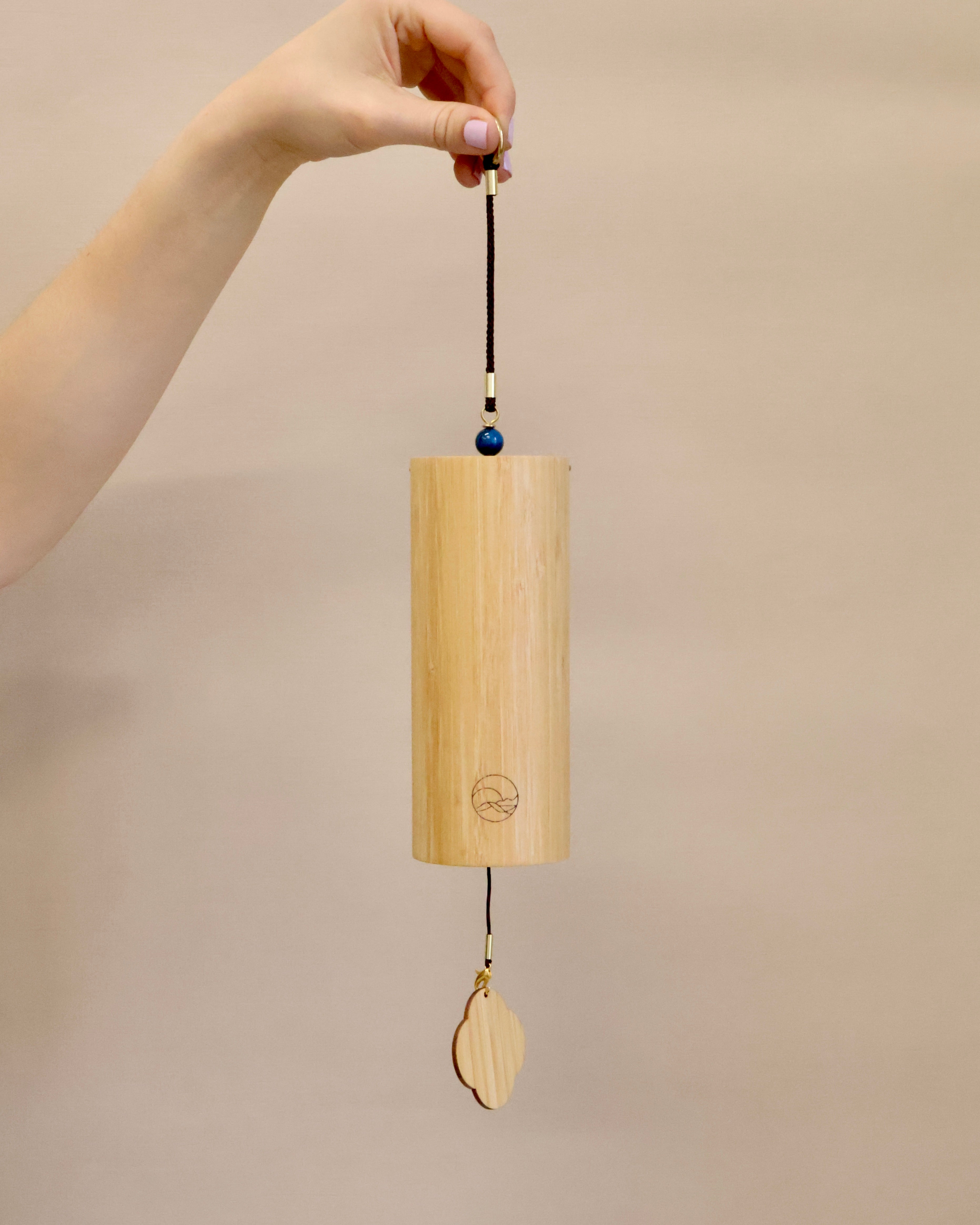 Handgefertigtes Klangspiel von Senti Bowls – harmonische Klänge für Tiefenentspannung und Sound Meditation mit Kirstallklangschalen.