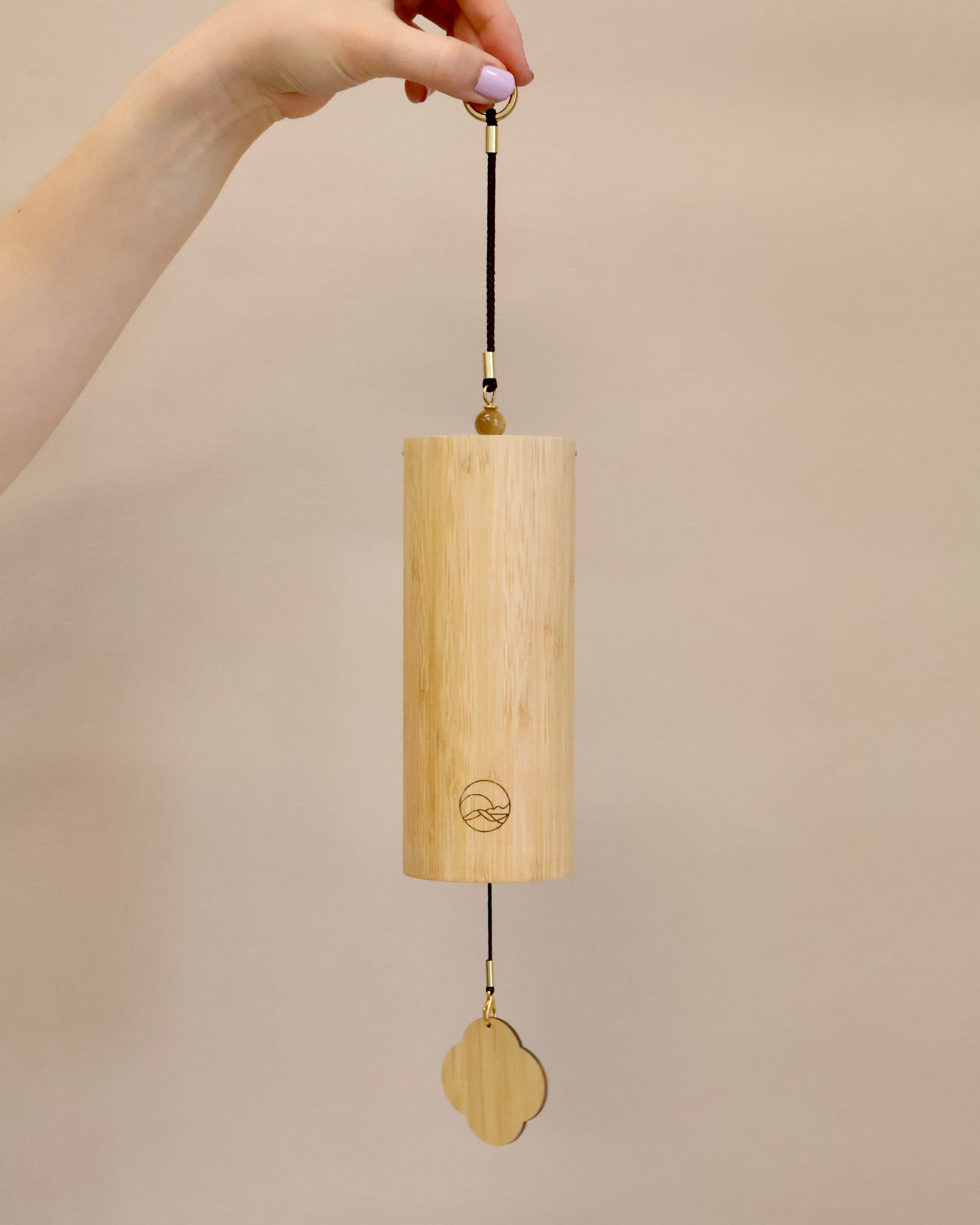 Handgefertigtes Klangspiel von Senti Bowls – harmonische Klänge für Tiefenentspannung und Sound Meditation mit Kirstallklangschalen.