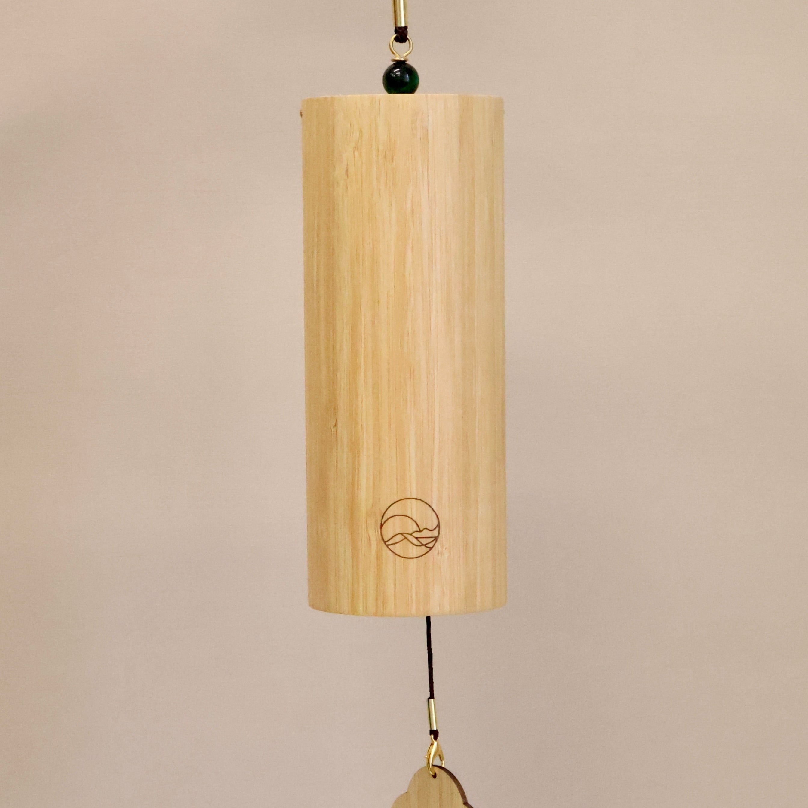 Handgefertigtes Klangspiel von Senti Bowls – harmonische Klänge für Tiefenentspannung und Sound Meditation mit Kirstallklangschalen.