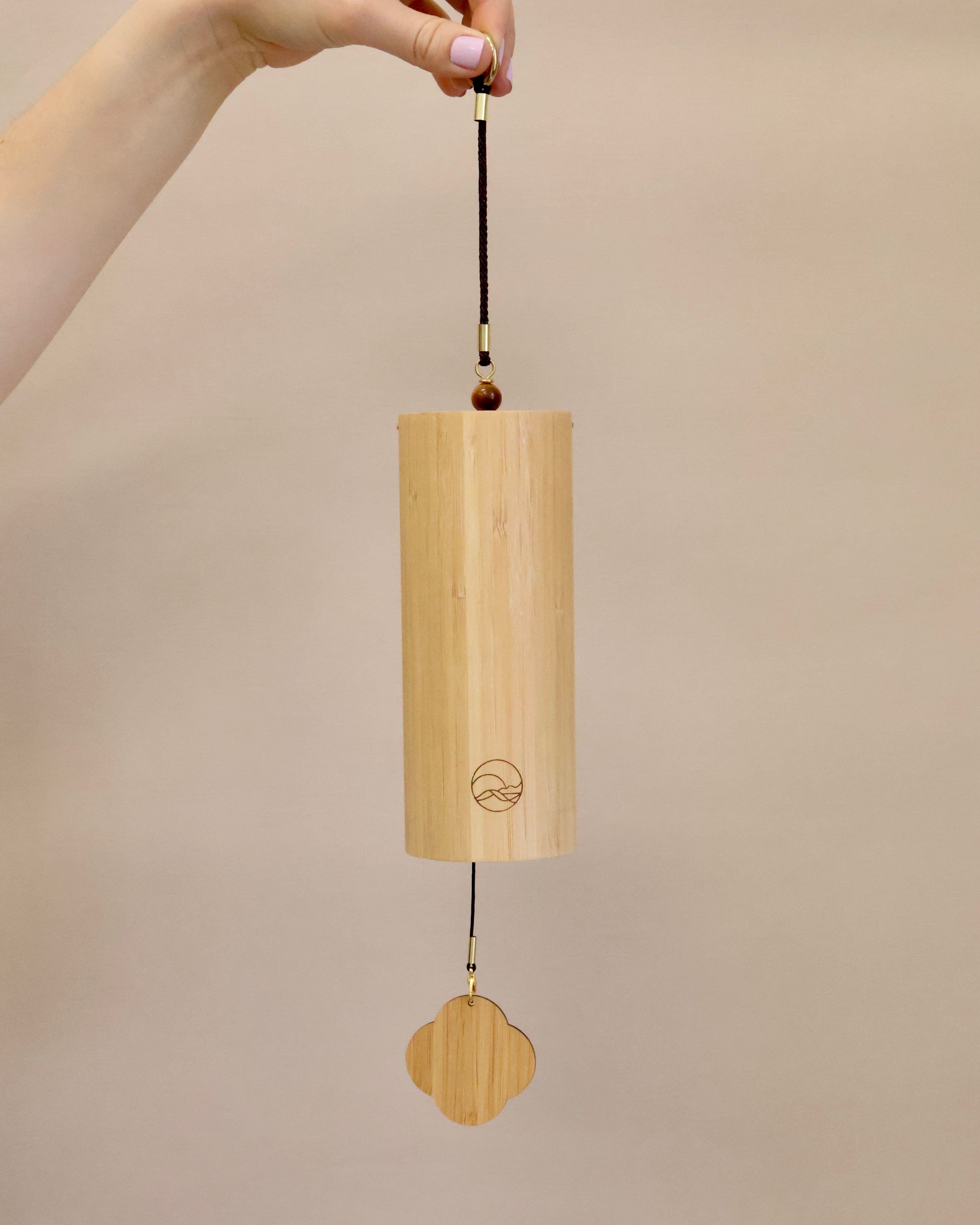 Handgefertigtes Klangspiel von Senti Bowls – harmonische Klänge für Tiefenentspannung und Sound Meditation mit Kirstallklangschalen.