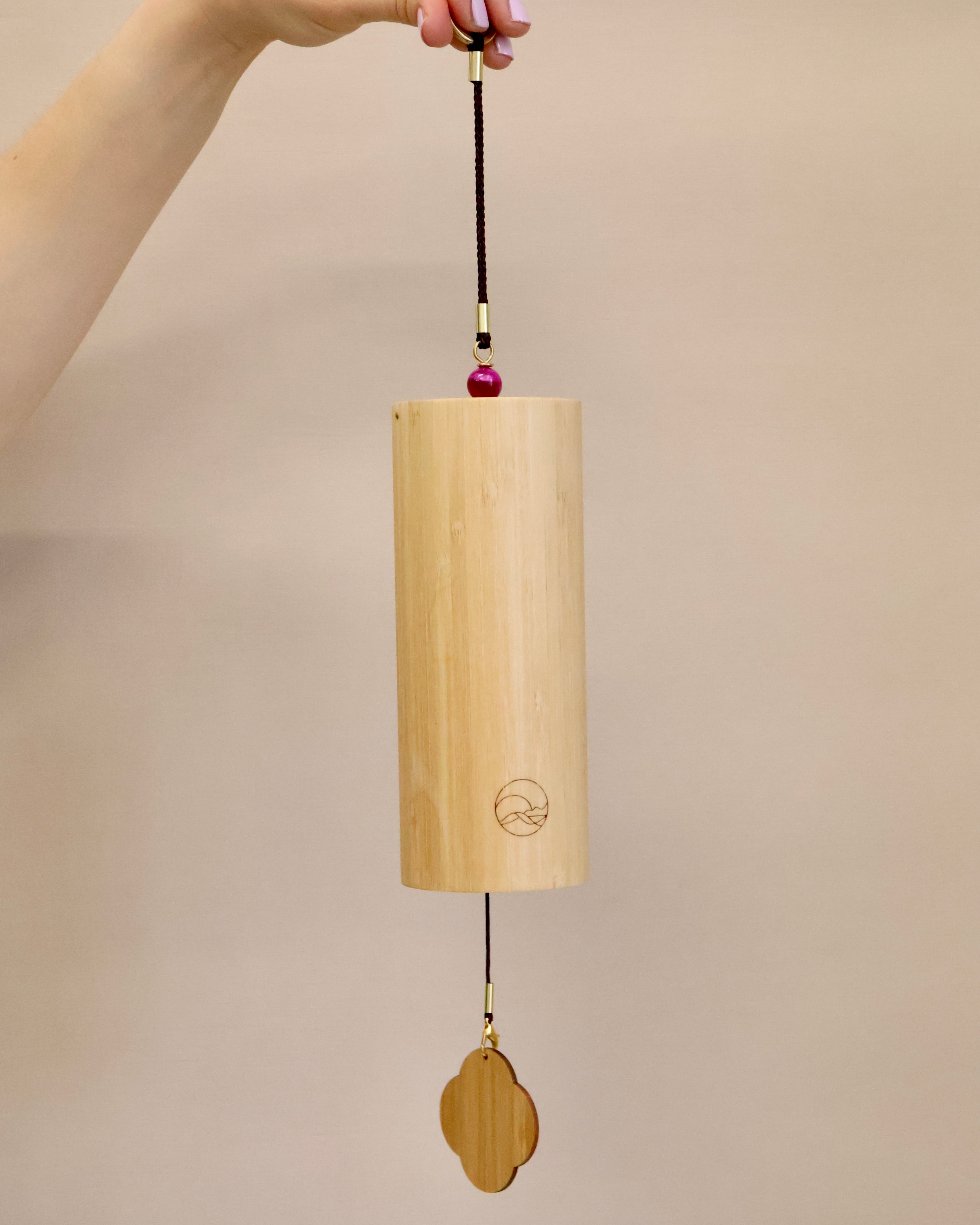 Handgefertigtes Klangspiel von Senti Bowls – harmonische Klänge für Tiefenentspannung und Sound Meditation mit Kirstallklangschalen.