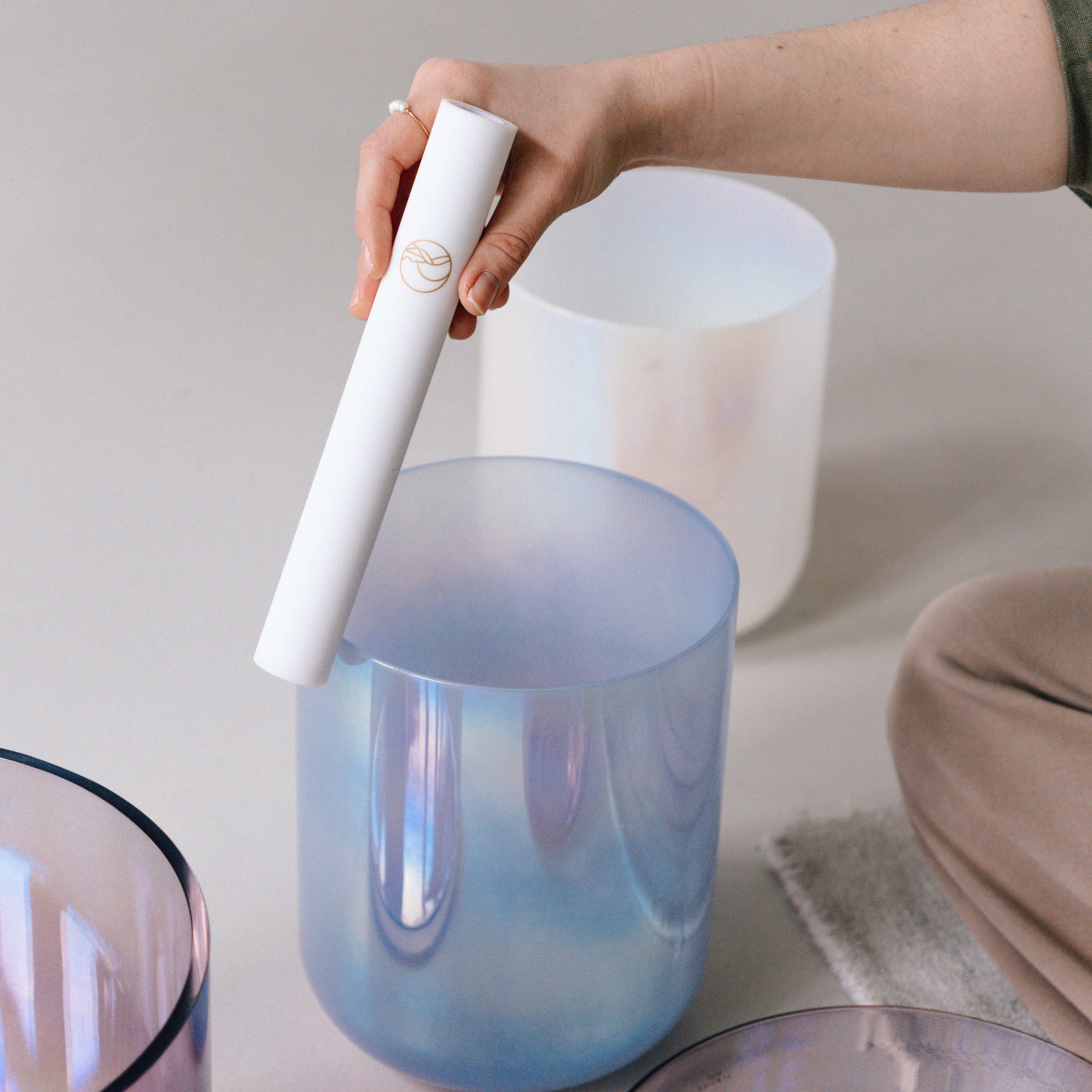 Senti Bowls Kristallklangschalen in einem minimalistischen Setup, handgefertigt aus Quarzkristall für tiefe Entspannung. Jetzt kaufen!