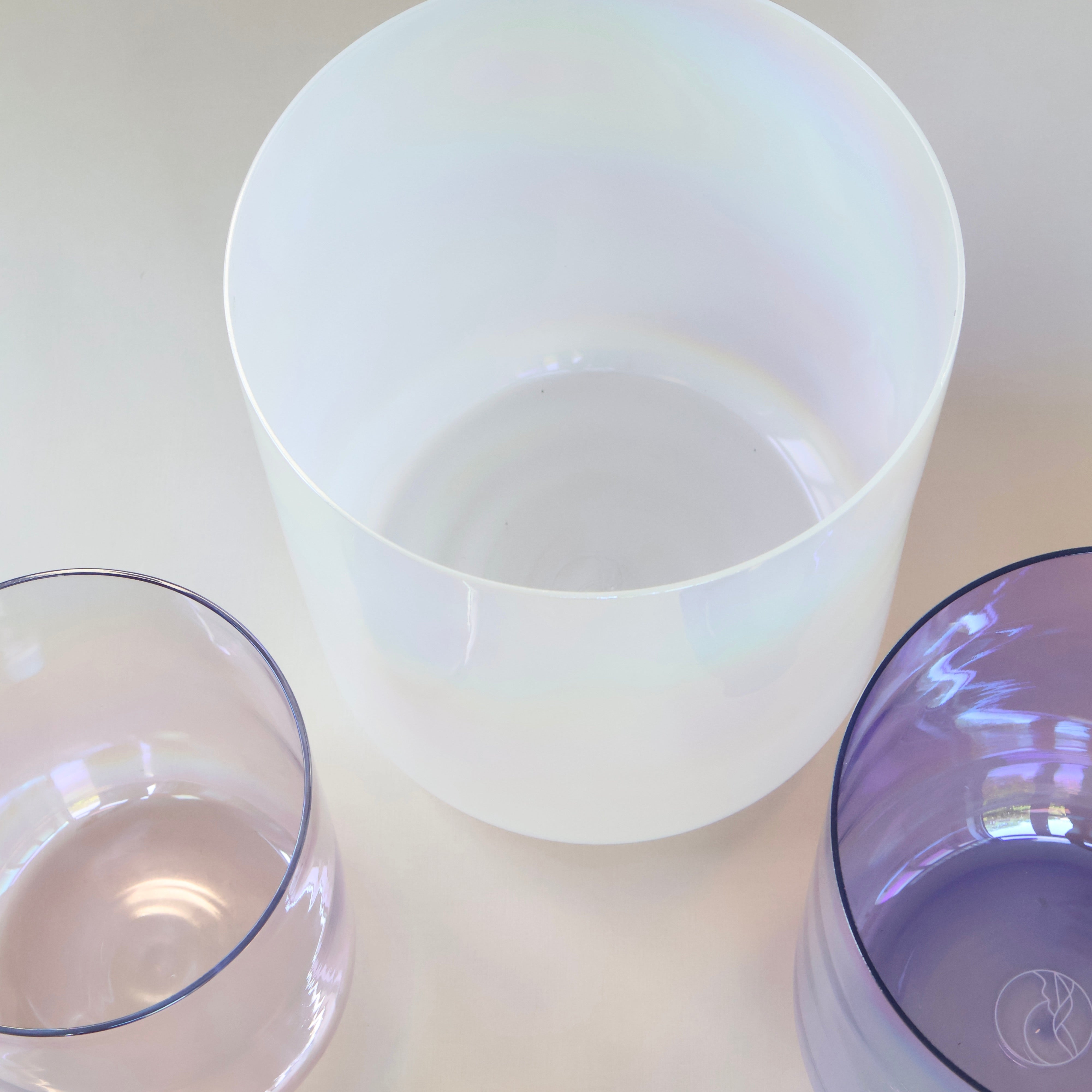 Das Lavender-Set von Senti Bowls vereint präzise gestimmte Kristallklangschalen zu einem Set für ganzheitliche Sound Meditation.