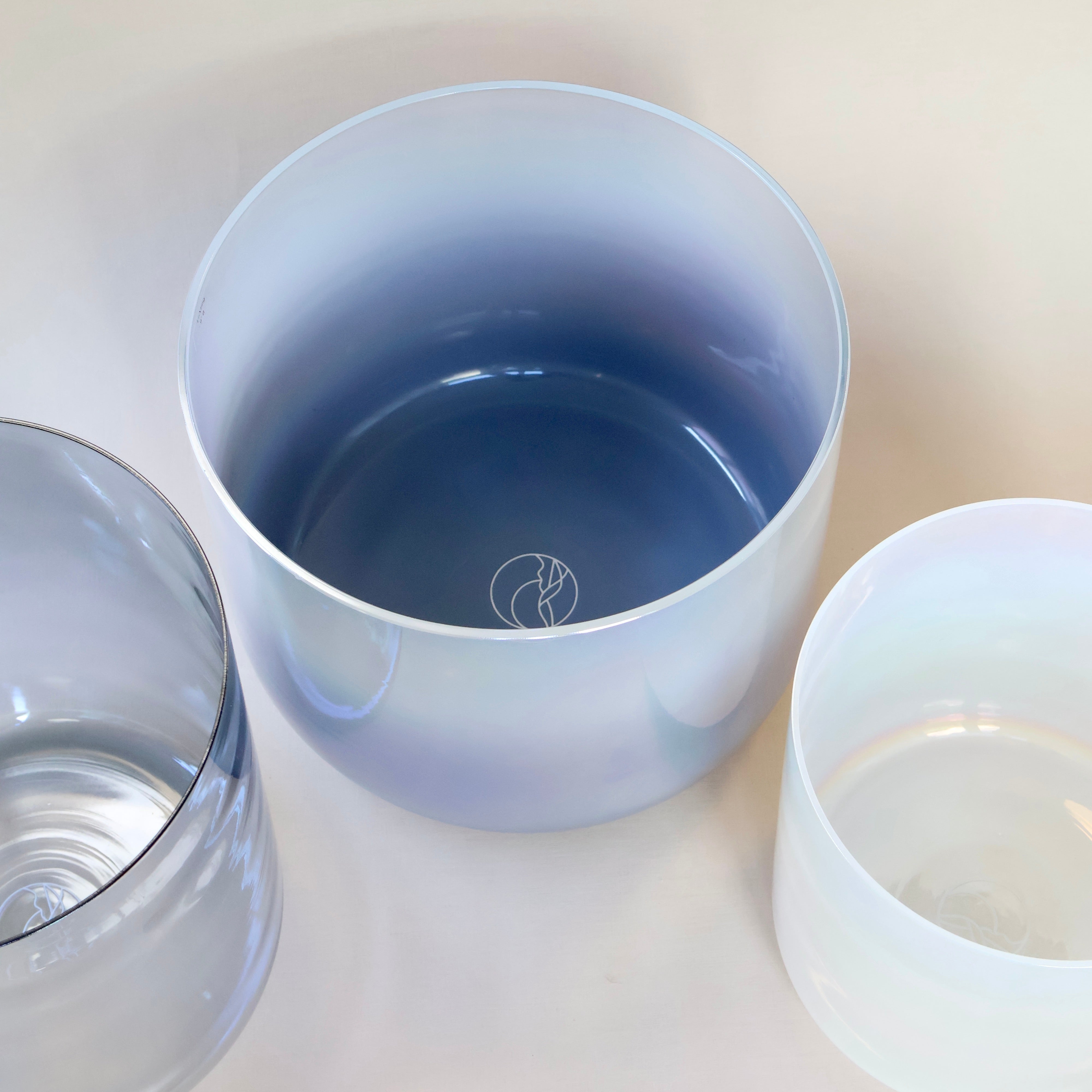 Senti Bowls Set – abgestimmte Kristallklangschalen aus reinem Quarz für Yogastudios, Retreats und Corporate Wellness.