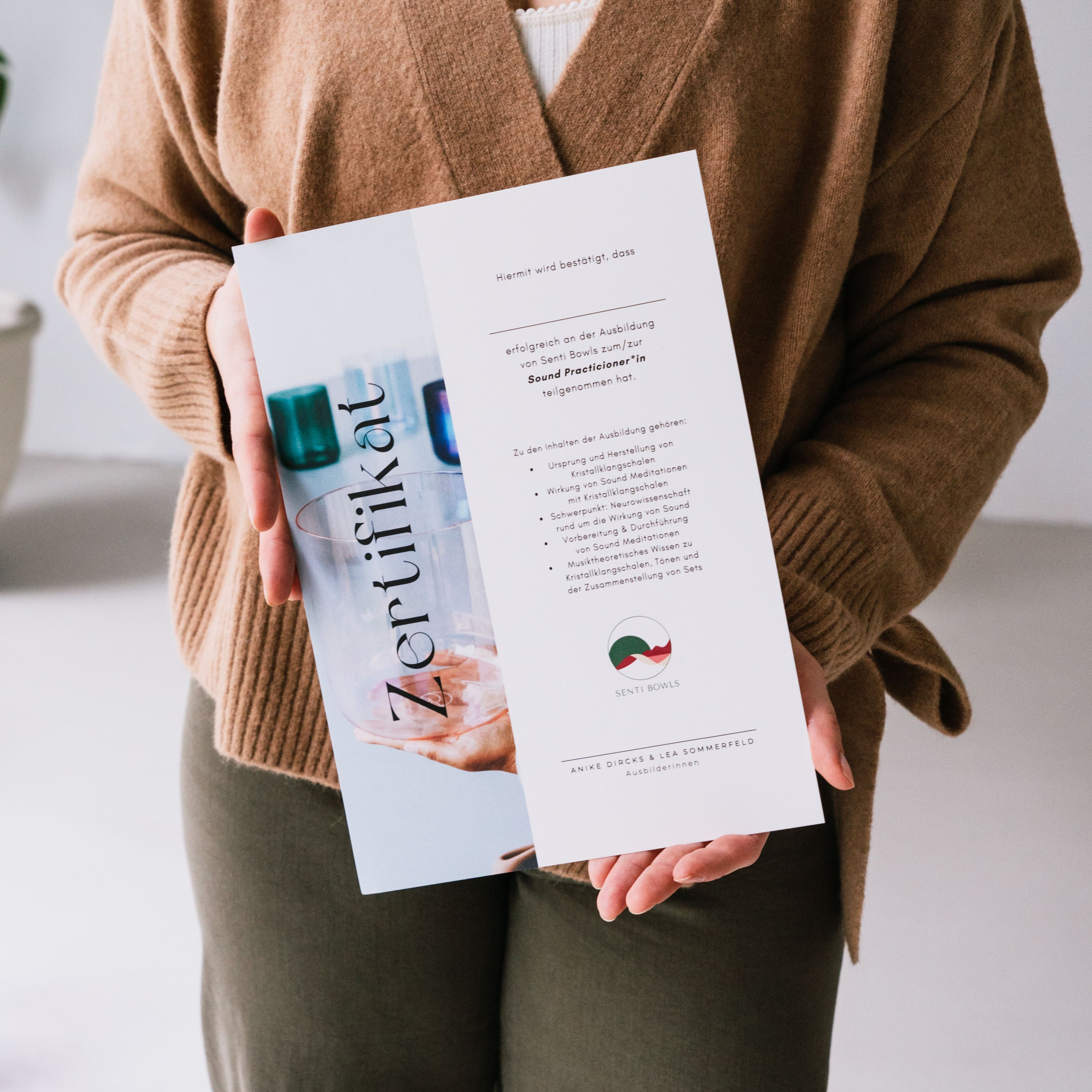 Sound Trainerinnen Lea und Anike mit Kristallklangschalen im Set – kraftvoll und harmonisch