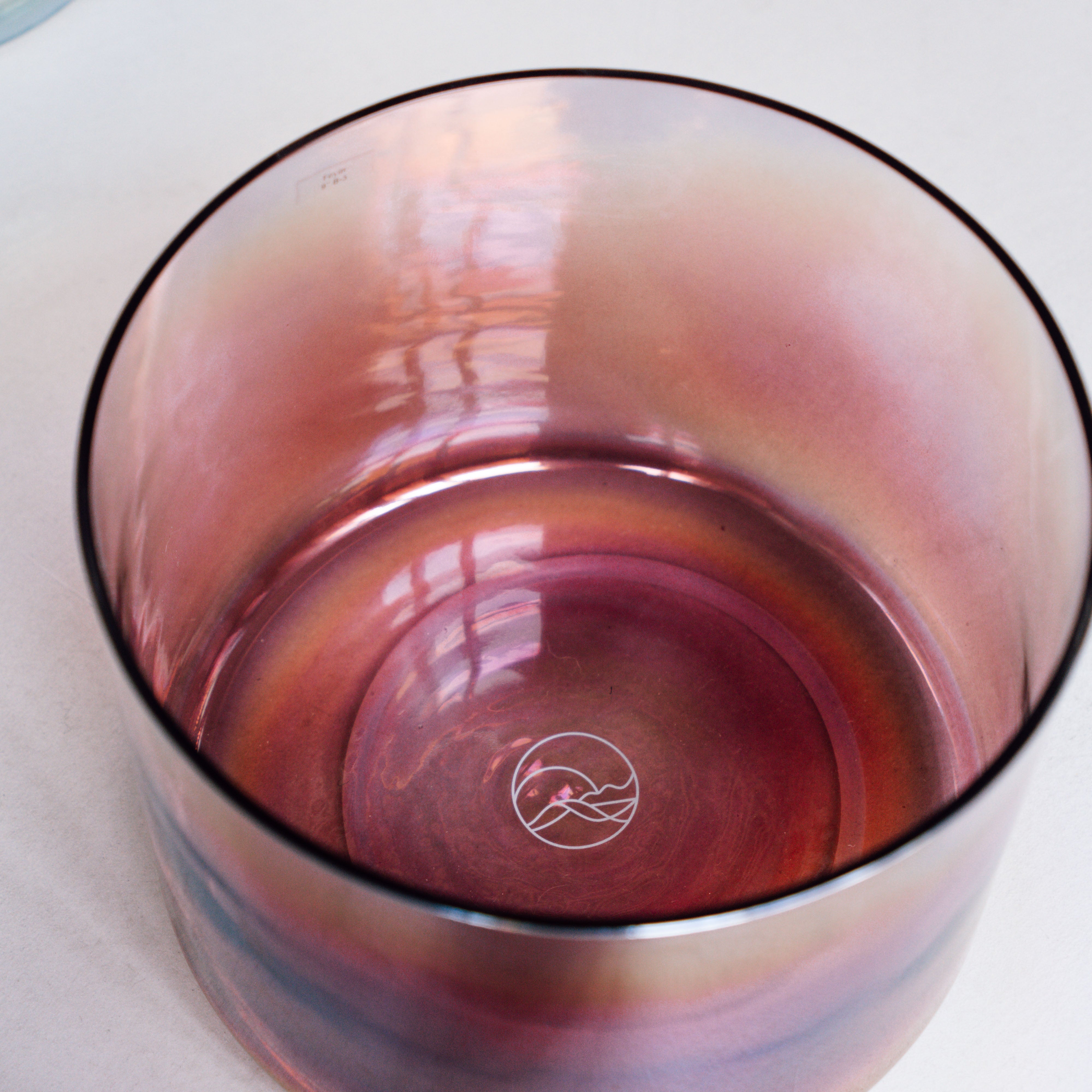 Senti Bowls Kristallklangschale aus Quarzkristall in einem Home-Setup, perfekt für entspannende Klangschalen-Meditation.