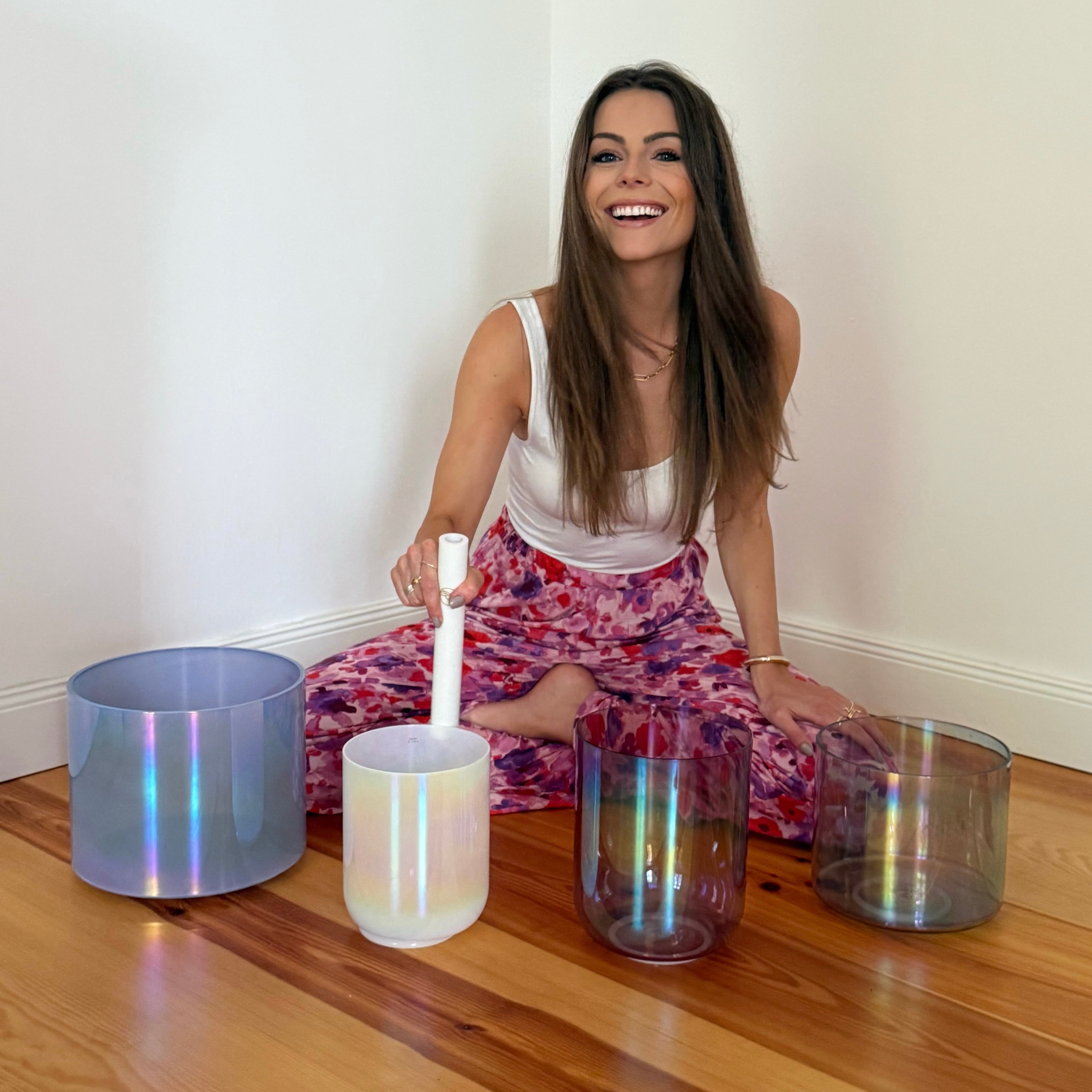 Nataly mit Klangschalen-Set von Senti – harmonisch gestimmte Kristallklangschalen für dein Zuhause
