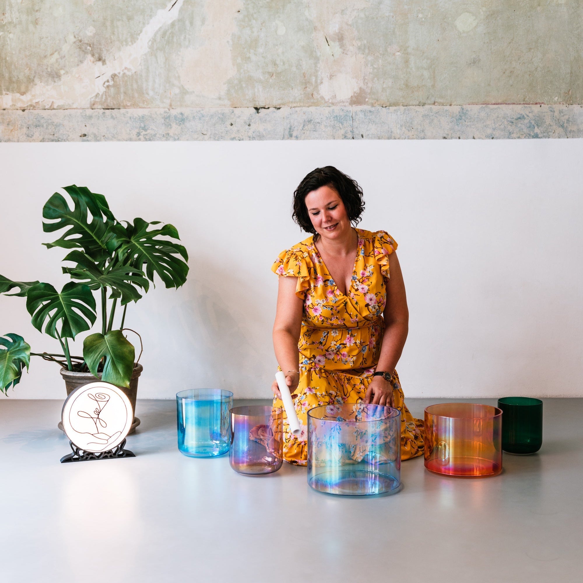 Charly, Senti Sound Practitioner, mit einer Senti Bowls Kristallklangschale, die tiefe Ruhe fördert.