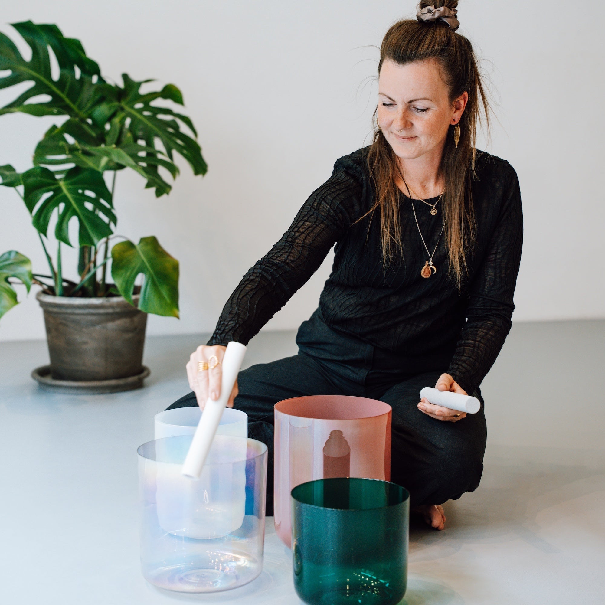 Kathleen mit einer Senti Bowls Kristallklangschalen-Set für Sound Meditation, handgefertigt aus Quarzkristall.