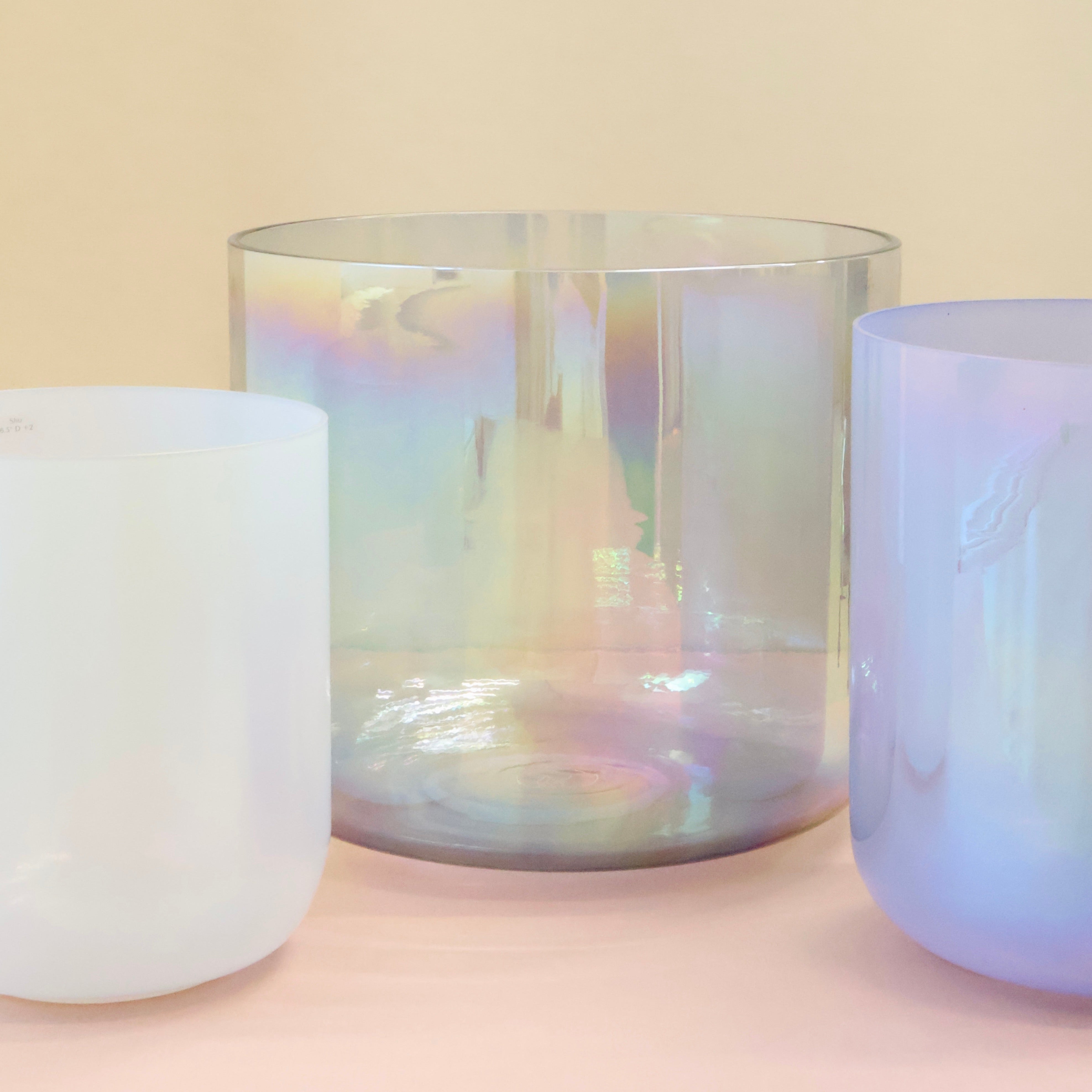 Das perfekte Set für Sound Meditationen in der Natur oder in großen Studios. Das harmonisierte Kristallklangschalen Set Align mit 3 Crystal Singing Bowls von Senti Bowls ist perfekt für Spas, Studios und für Yoga Lehrerinnen.