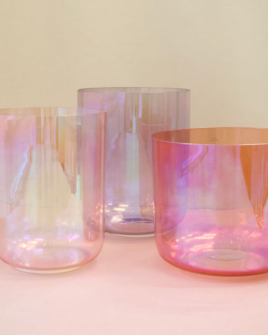 Das perfekte Set für Sound Meditationen, wenn du gerne rosa und pink magst. Das harmonisierte Kristallklangschalen Set Flourish mit 3 Crystal Singing Bowls von Senti Bowls ist perfekt für die private Nutzung und für Yoga Lehrerinnen.