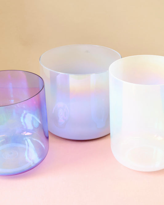 Das perfekte Anfänger Set für Sound Meditationen. Das harmonisierte Kristallklangschalen Set Clarity von Senti Bowls ist perfekt für die private Nutzung und für Yoga Lehrerinnen.