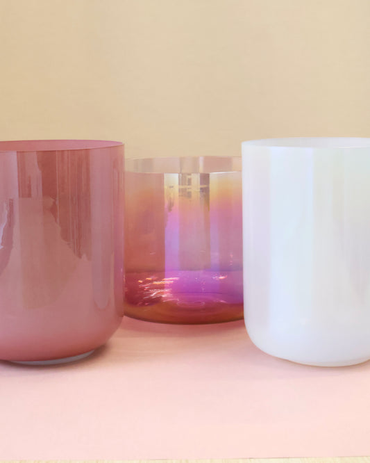 Kristallklangschalen Set Soul von Senti Bowls in wunderschönen Beeren Tönen und Weiß zum Spielen von Sound Meditationen. Das harminisierte Set ist für Anfänger geeignet
