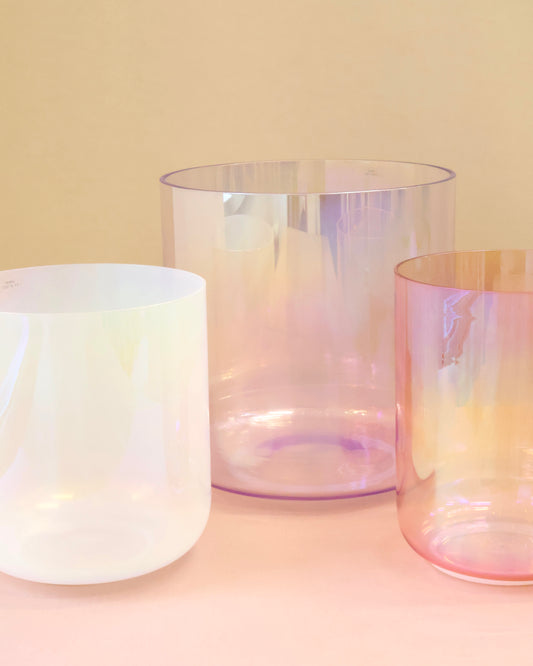 Das perfekte Anfänger Set für Sound Meditationen. Das harmonisierte Kristallklangschalen Set Whisper mit 3 Crystal Singing Bowls von Senti Bowls ist perfekt für die private Nutzung und für Yoga Lehrerinnen in großen Studios-