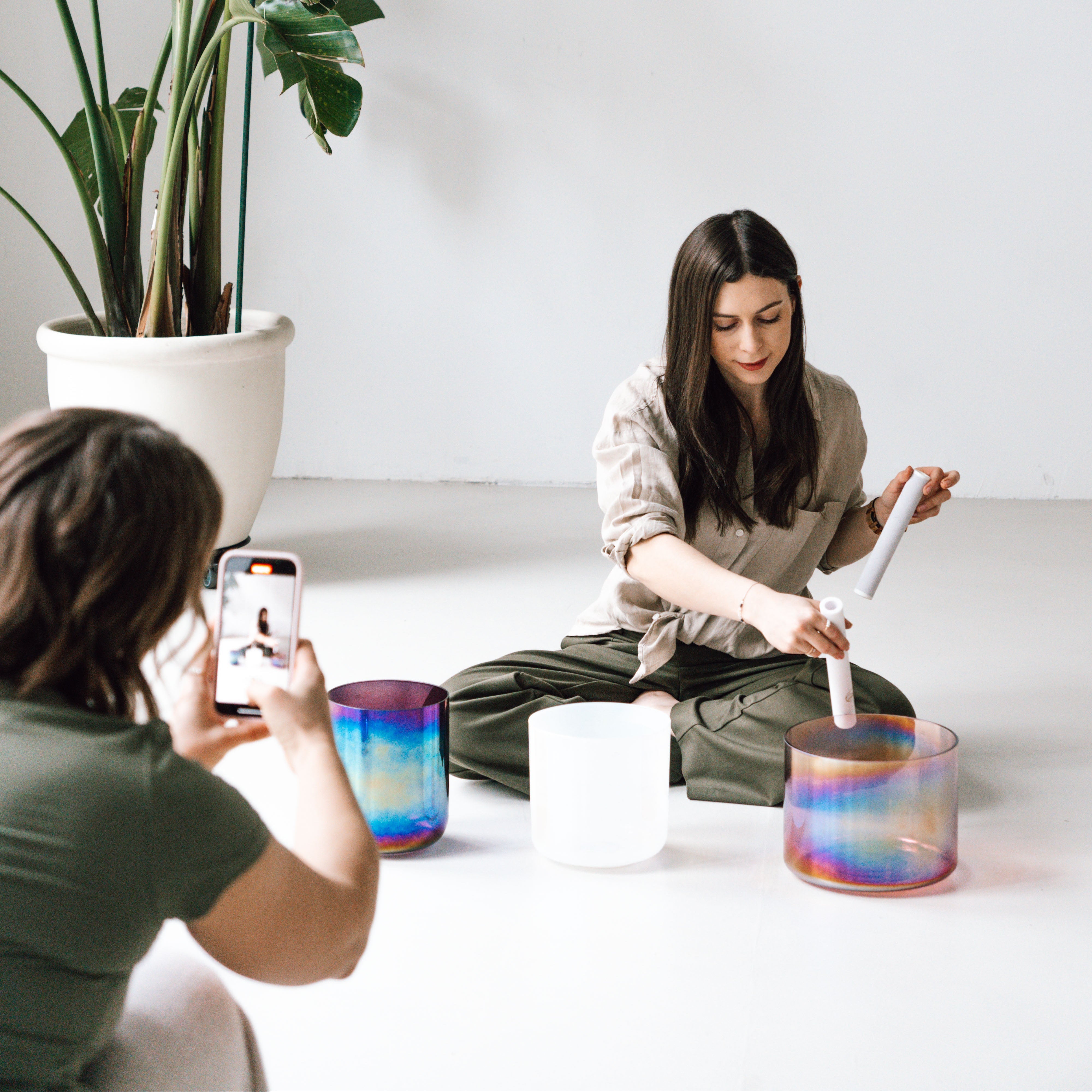 Lea mit einem Senti Bowls Kristallklangschalen-Set aus Quarzkristall bei einem Sound Event.