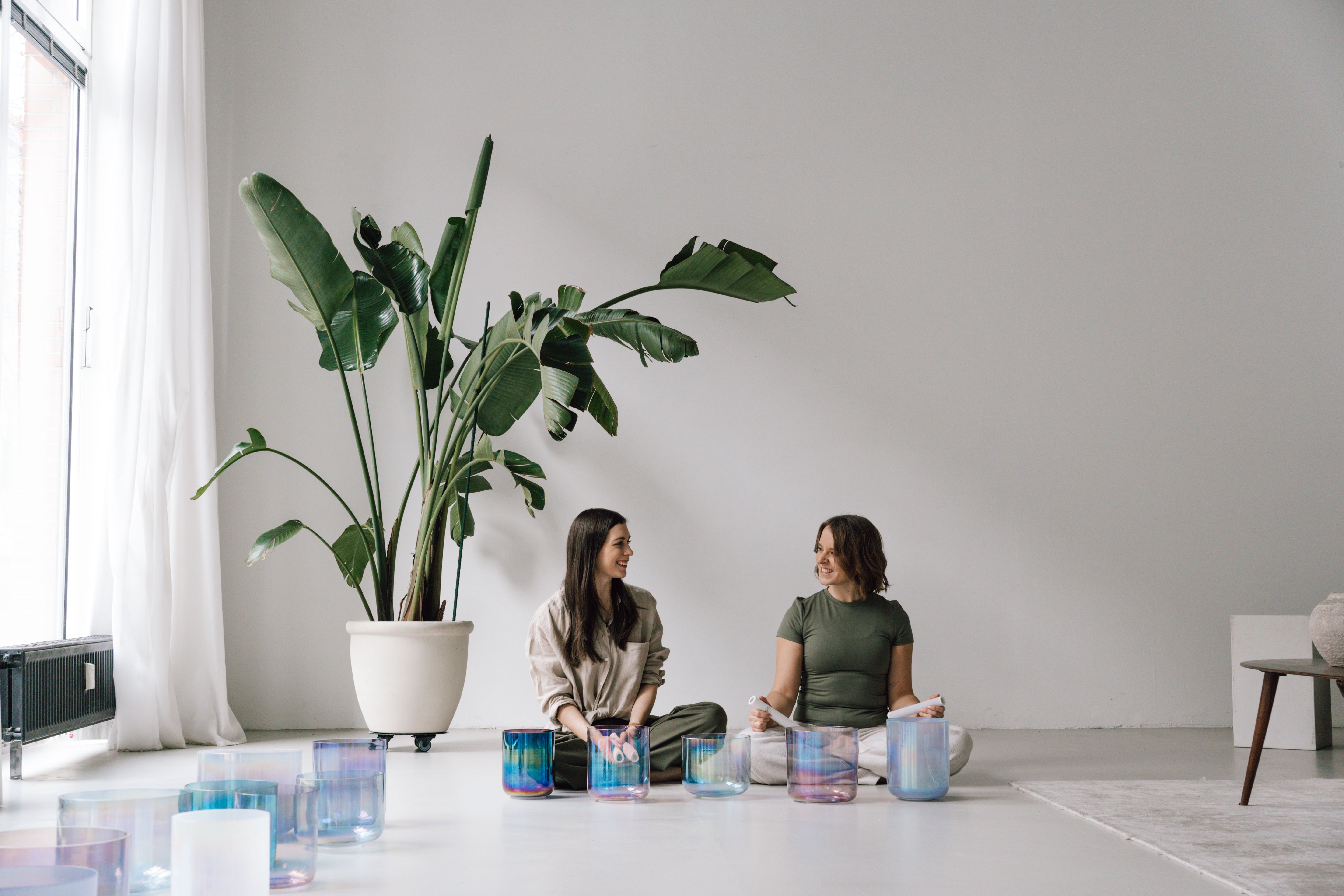 Lea und Anike bei einer gemeinsamen Sound Meditation mit den Senti Kristallklangschalen