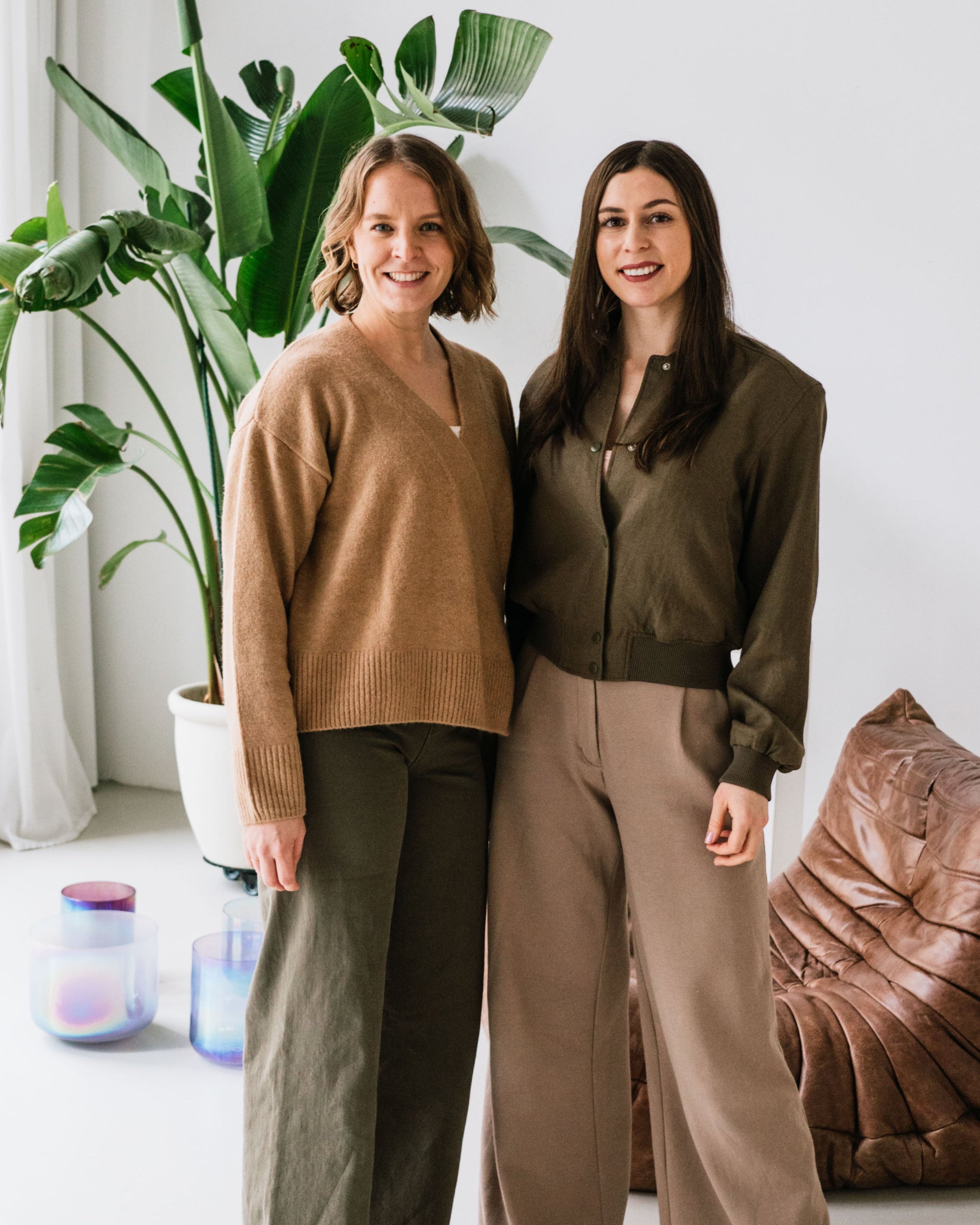 Lea und Anike mit Senti Bowls – hochwertige Klangschalen kaufen von echten Sound Trainerinnen