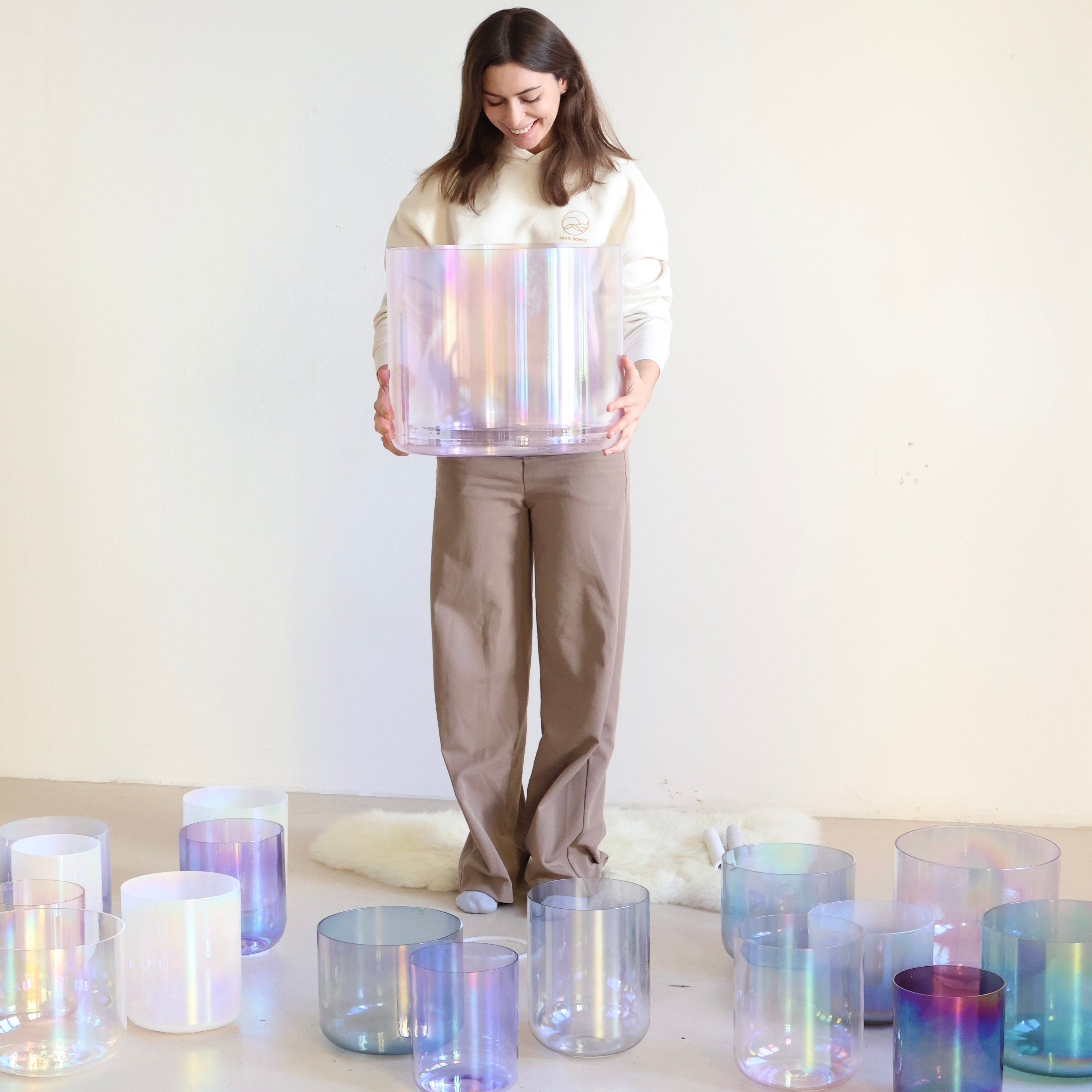 Sound Practitionerin Lea mit der größten Senti Bowls Kristallklangschale mit reinem, langem Sustain – perfekt für Stressabbau, Breathwork und Klangmeditation.