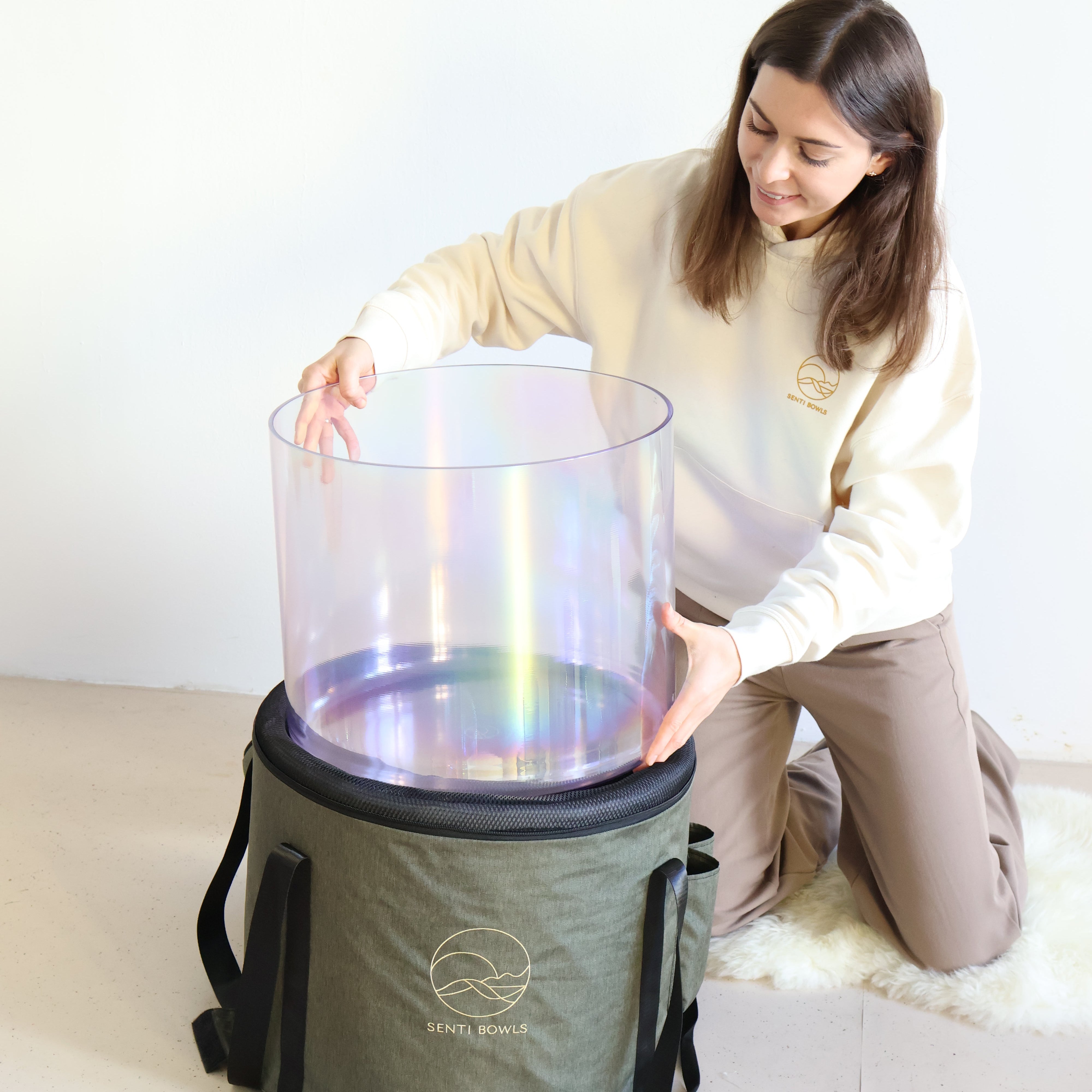 Alva, die größte Senti Bowls mit einem langen Nachklang und einer wunderschönen Tiefe, kommt in einer hochwertigen Transporttasche speziell für Kristallklangschalenb