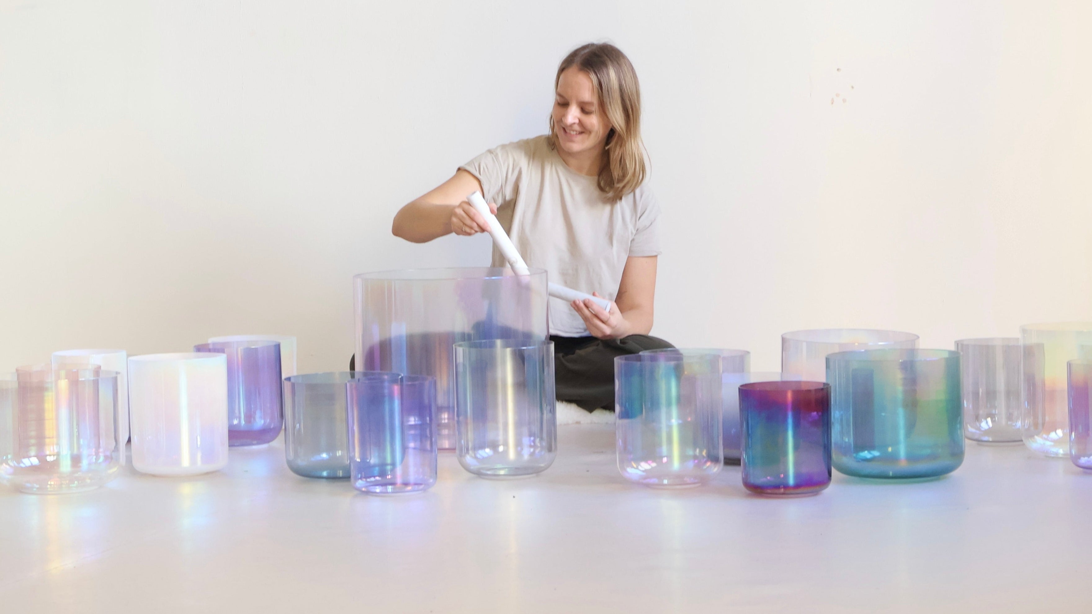 Anike, Gründerin von Senti, mit einer Senti Bowls Kristallklangschale, begeistert mit klarem Klang für Sound Meditation.