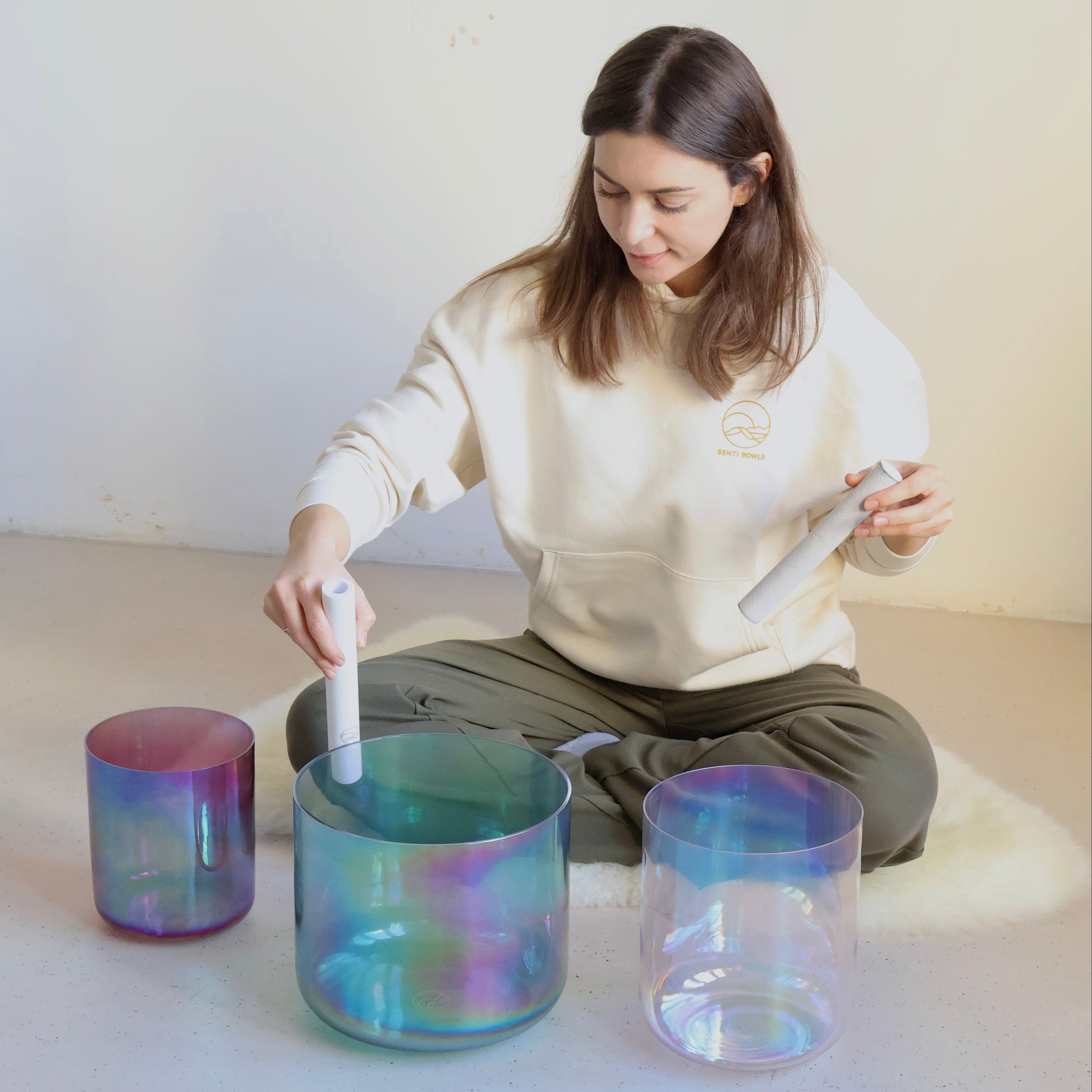 Senti Bowls Kristallklangschalen in einem minimalistischen Setup, handgefertigt aus Quarzkristall für tiefe Entspannung. Jetzt kaufen!
