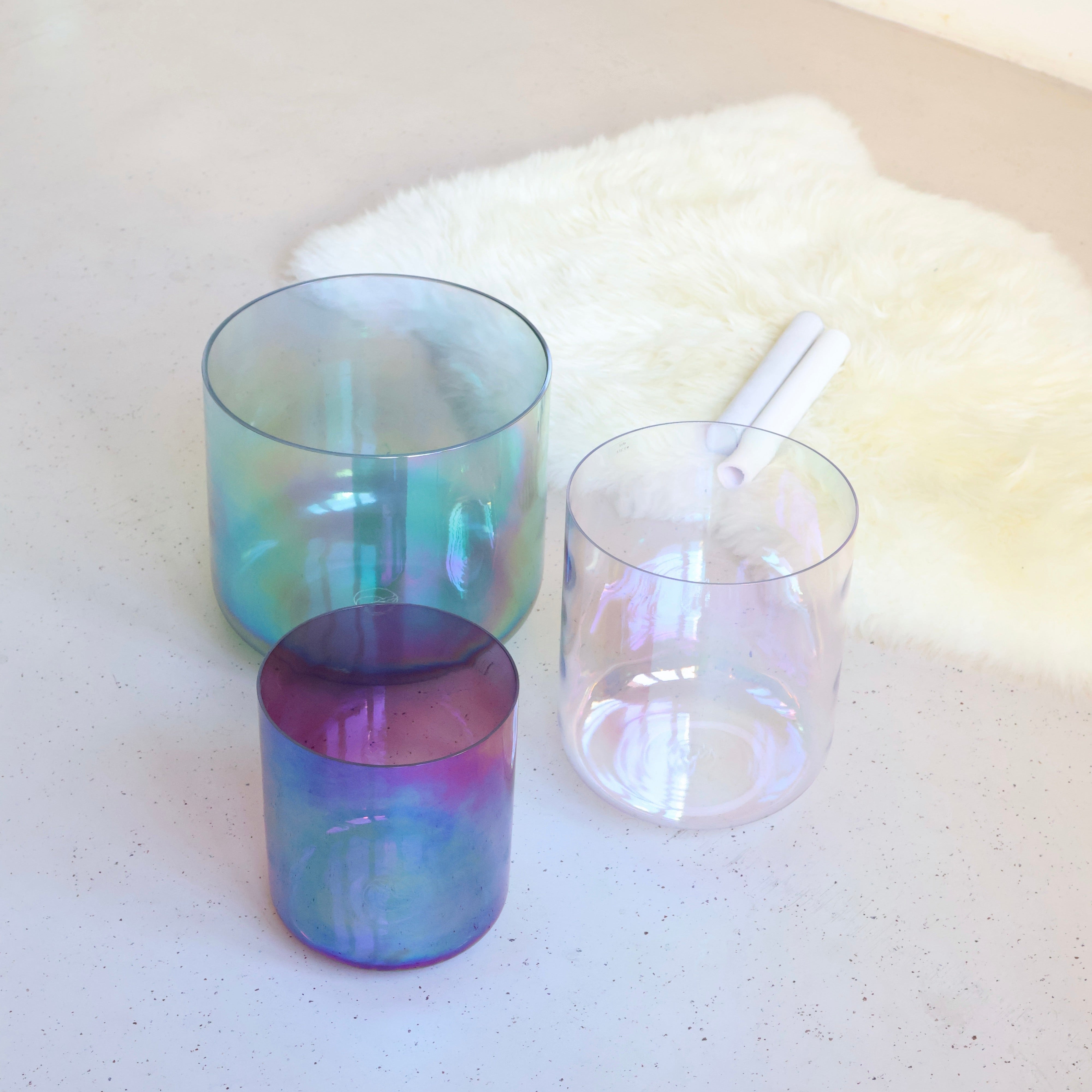 Senti Bowls Kristallklangschalen in einem minimalistischen Setup, handgefertigt aus Quarzkristall für tiefe Entspannung. Jetzt kaufen!
