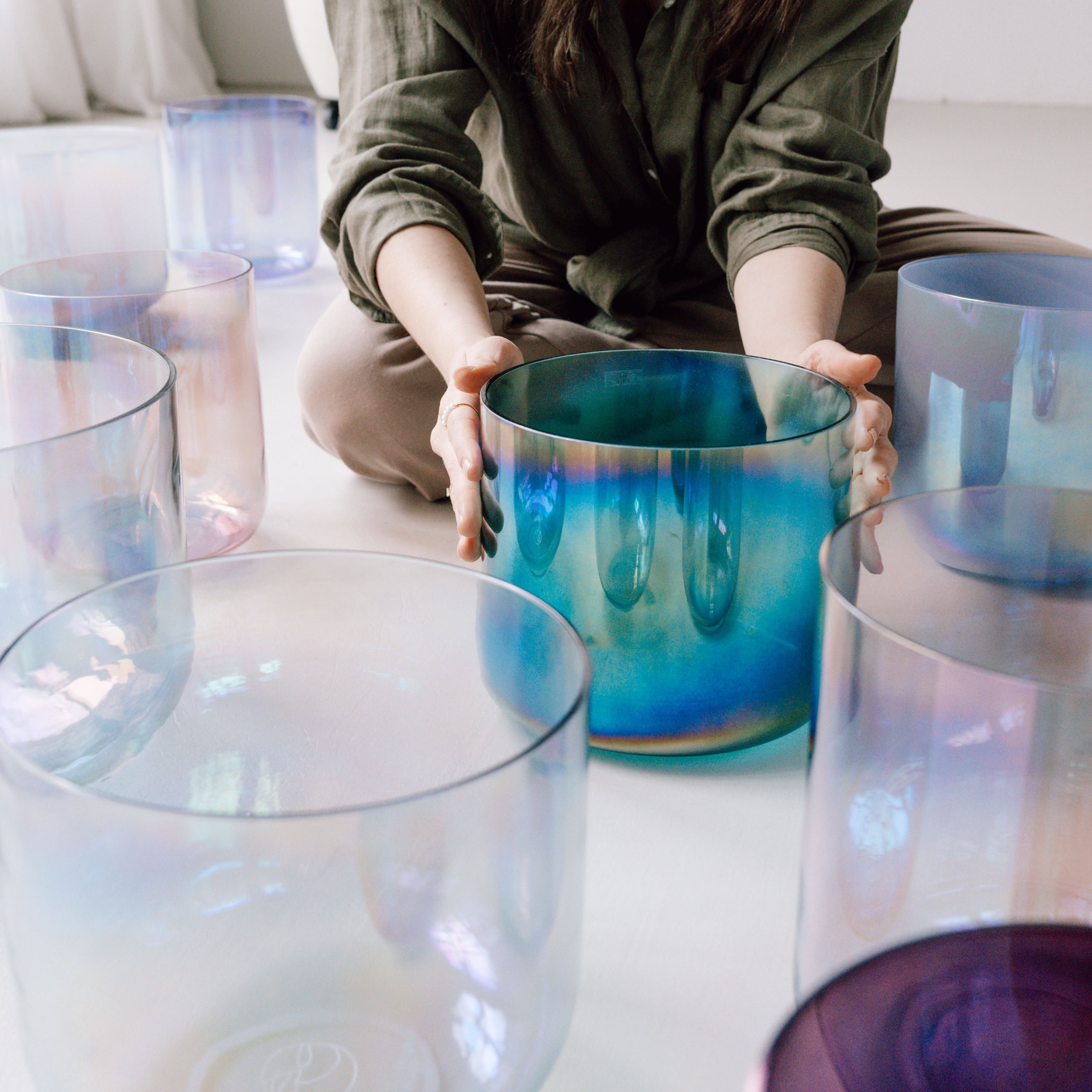 Lea spielt eine handgefertigte Senti Bowls Kristallklangschale aus Quarzkristall, deren Klang in Wien begeistert.