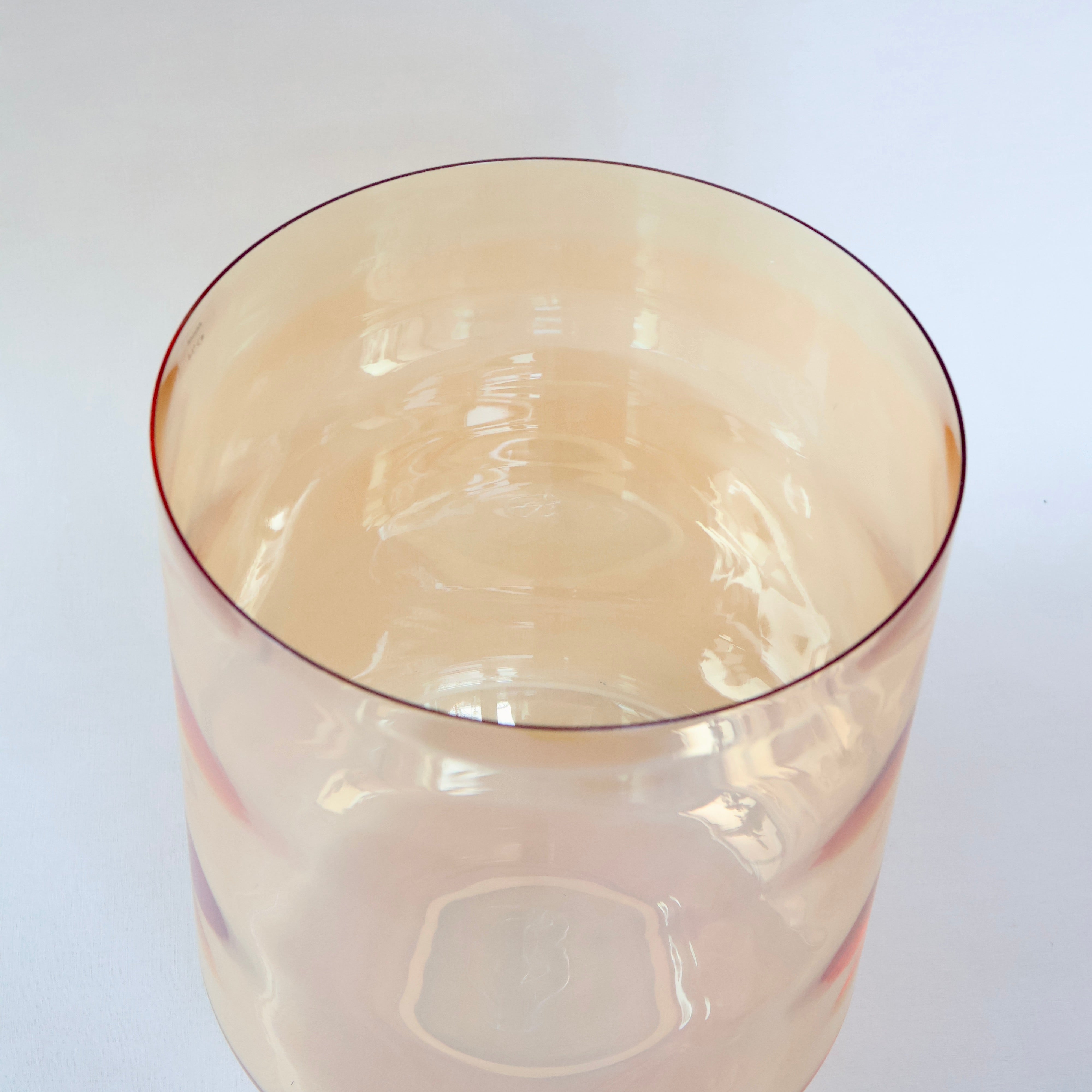 Senti Bowls Elen aus 99,9 % Quarzkristall – handgefertigt, präzise gestimmt, entwickelt für wirkungsvolle Sound Meditation.