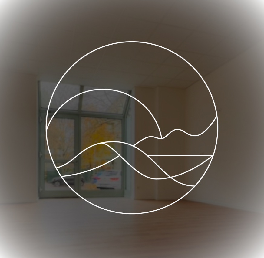 Wunderschöne Senti Bowls Kristallklangschalen aus Quarzkristall in einem modernen Studio, begeistern mit klarem Klang für Sound Meditation. 