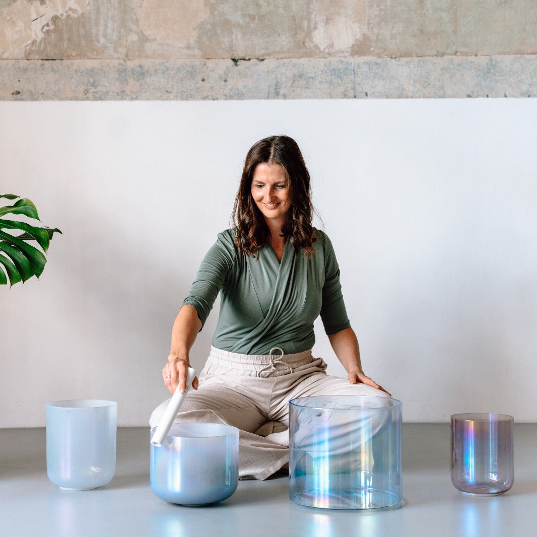 Katja mit einem Senti Bowls Kristallklangschalen-Set aus Quarzkristall bei einem Sound Event.