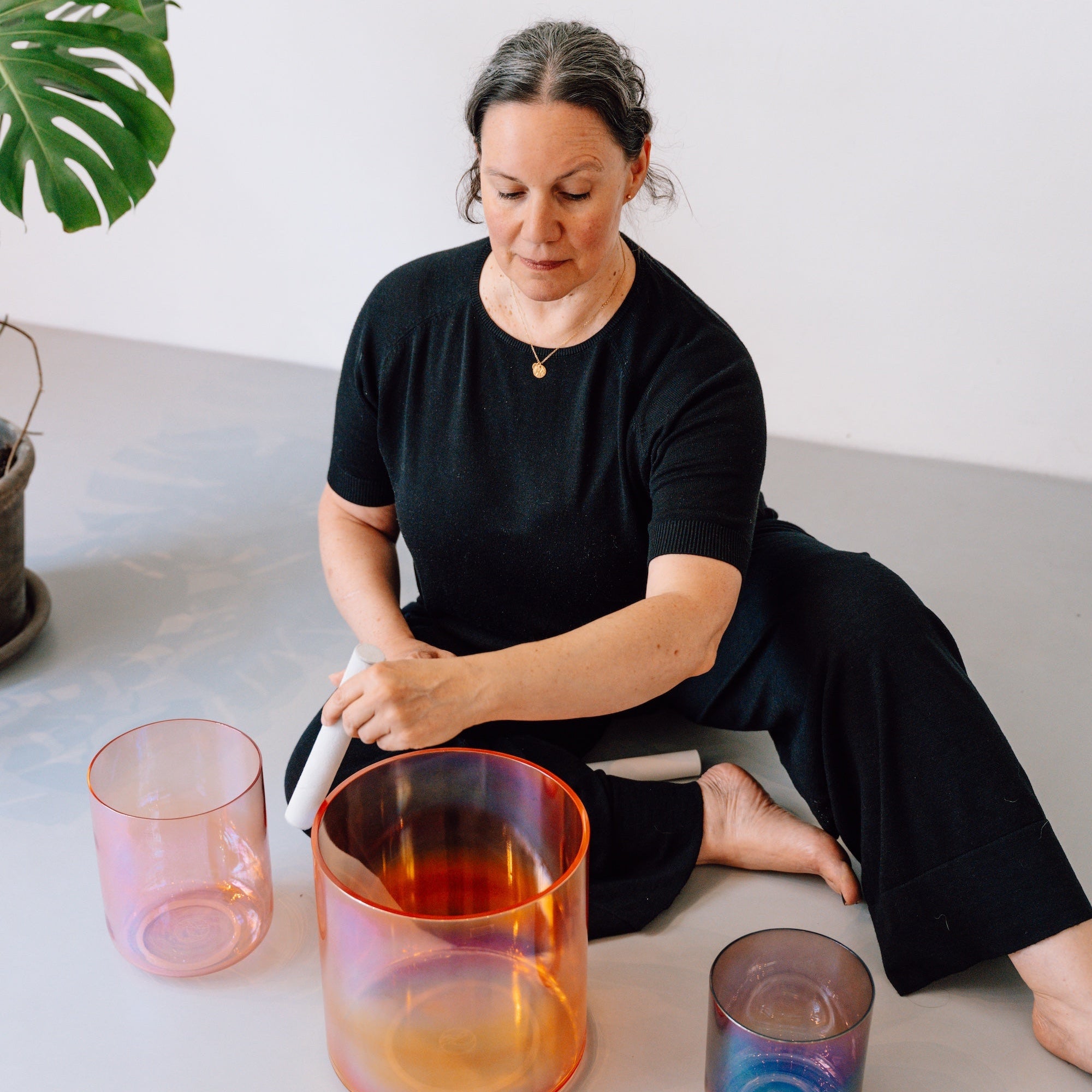 Simone, Sound Practitioner, mit einer Senti Bowls Kristallklangschale, die Körper und Geist harmonisiert.