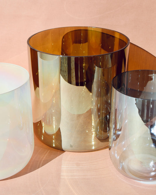 Das perfekte Anfänger Set für Sound Meditationen. Das harmonisierte Kristallklangschalen Set Whisper mit 3 Crystal Singing Bowls von Senti Bowls ist perfekt für die private Nutzung und für Yoga Lehrerinnen in großen Studios-