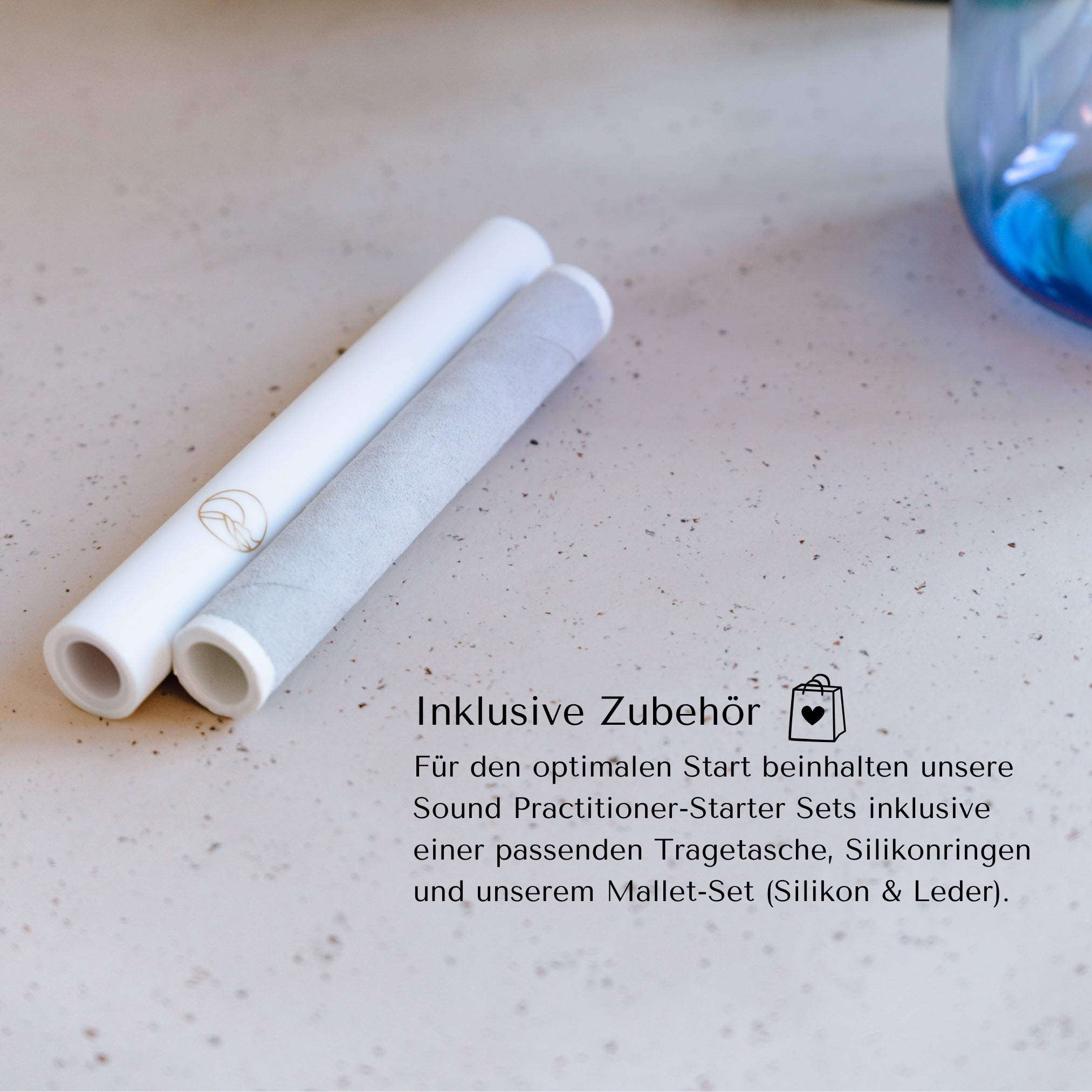 Die perfekten Mallets für Kristallklangschalen: Ein Silikonmallet und ein Ledermallet.