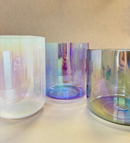 Das perfekte Anfänger Set für Sound Meditationen. Das harmonisierte Kristallklangschalen Set Clarity von Senti Bowls ist perfekt für die private Nutzung und für Yoga Lehrerinnen.