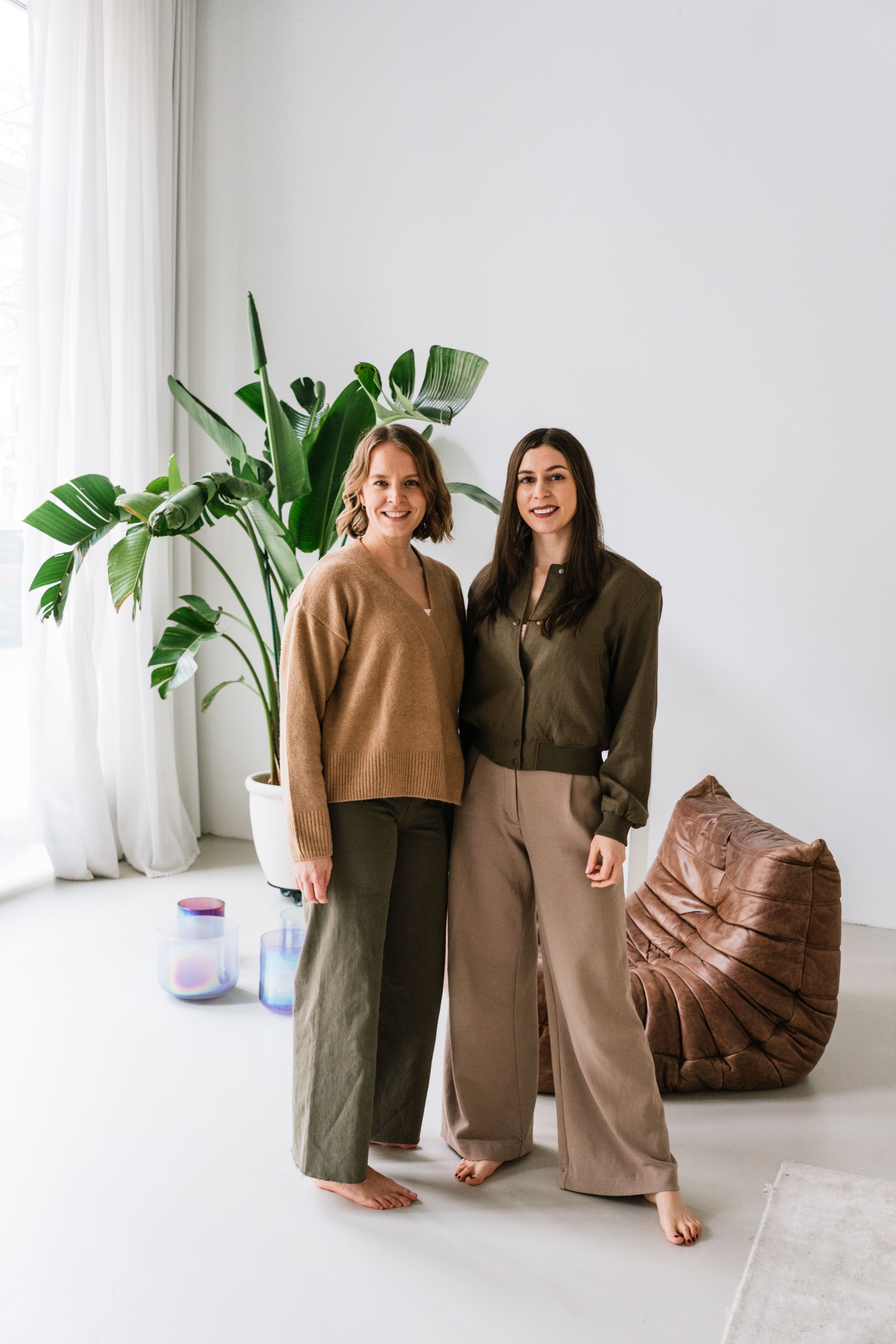 Die Gründerinnen von Senti mit ihren Crystal Bowls – Klangschalen, die begeistern
Sound Trainerinnen Lea und Anike mit Kristallklangschalen im Set – kraftvoll und harmonisch
