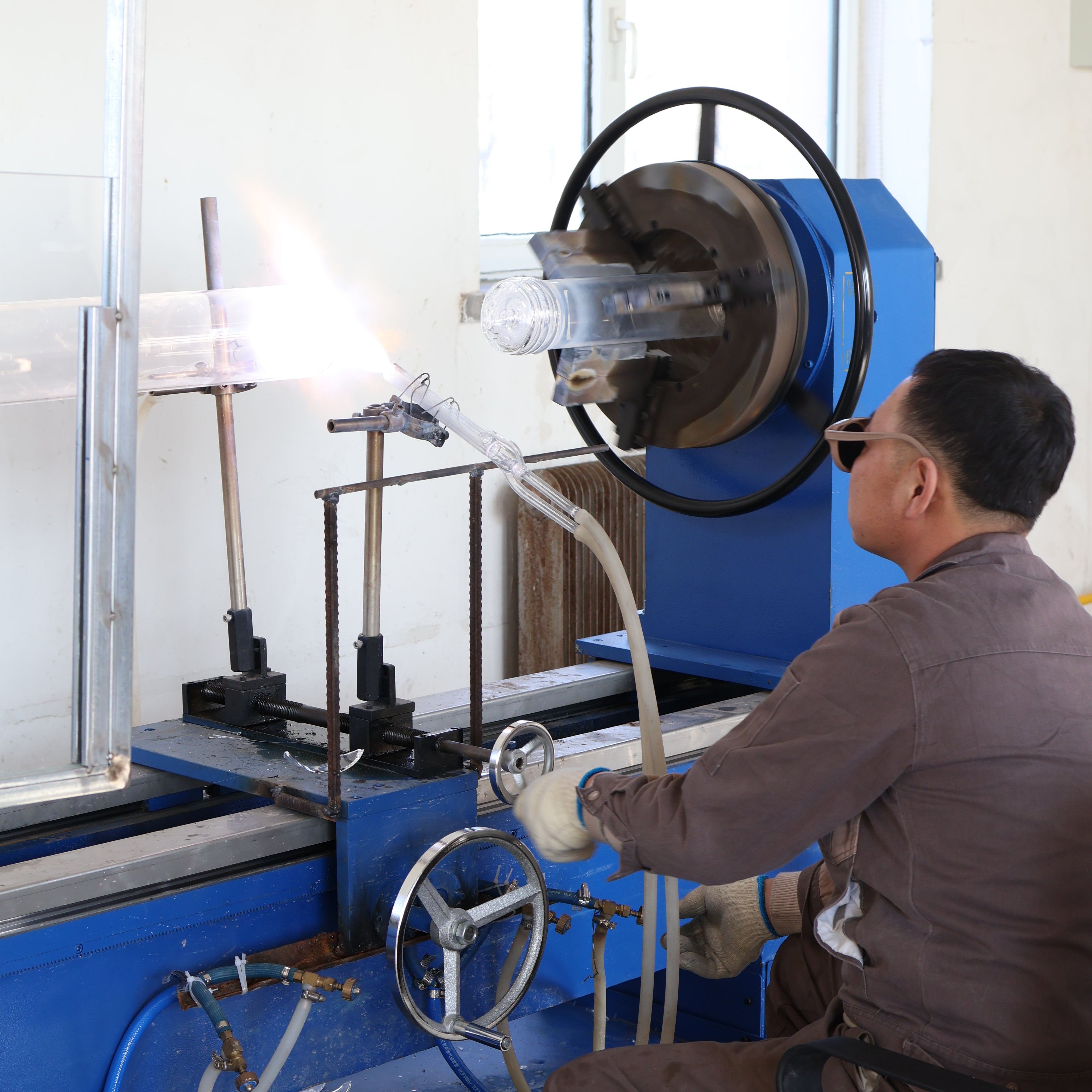 Herstellung von klaren Kristallklangschalen von Senti Bowls für Sound Meditationen 