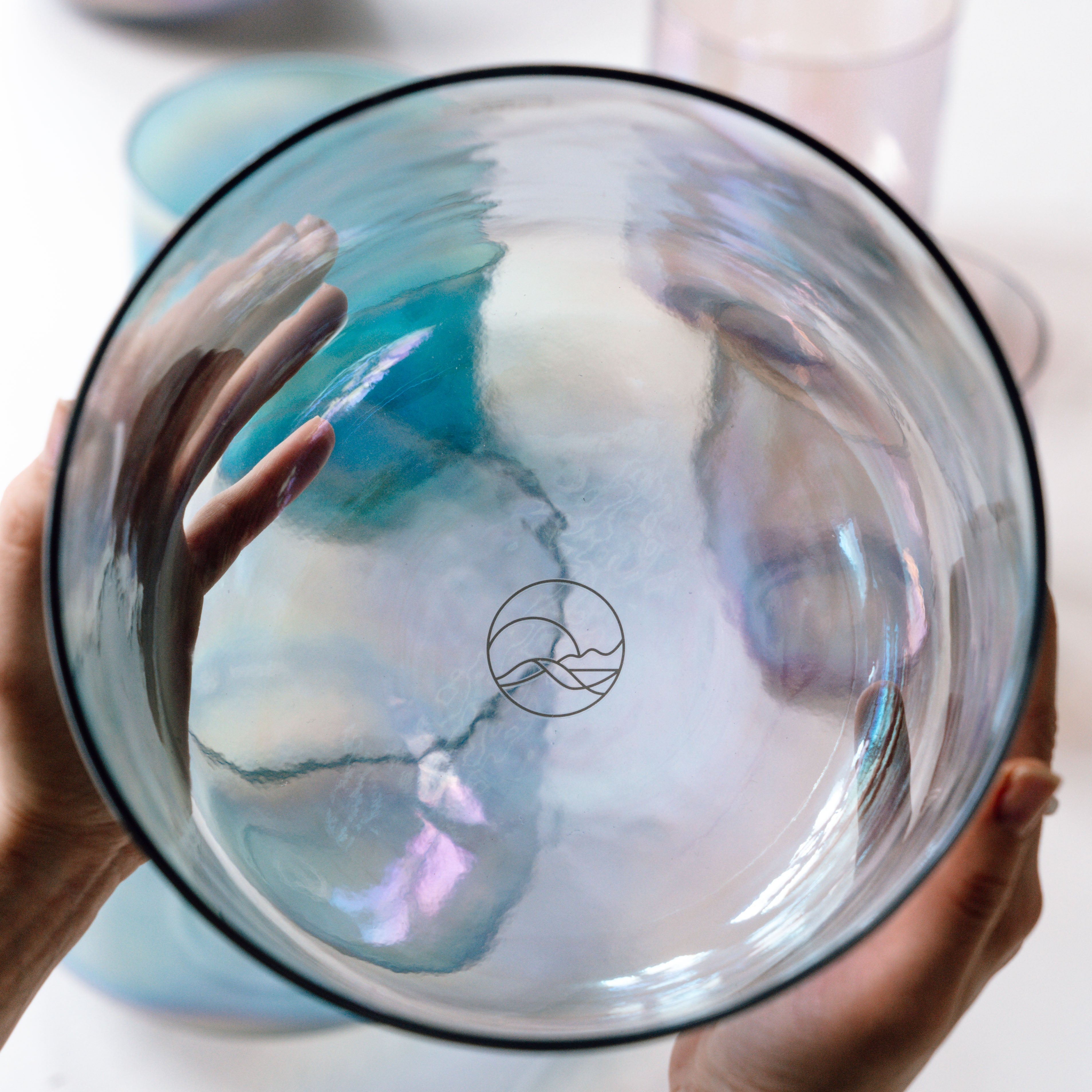 Senti Bowls Kristallklangschalen in einem modernen Studio, handgefertigt aus Quarzkristall für inspirierende Töne. 