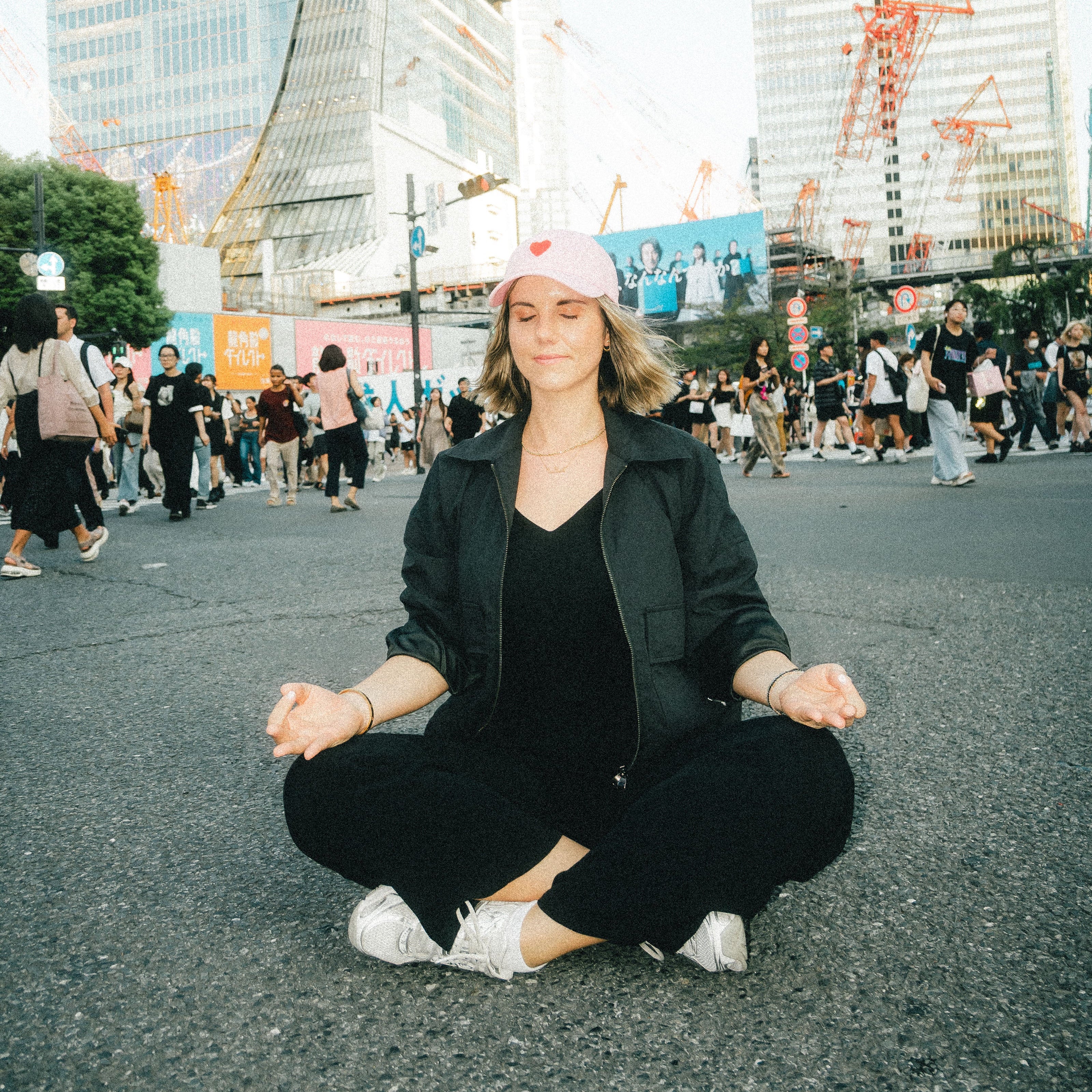 Mascha mit einem Senti Bowls Kristallklangschalen-Set für Sound Meditation, handgefertigt aus Quarzkristall.