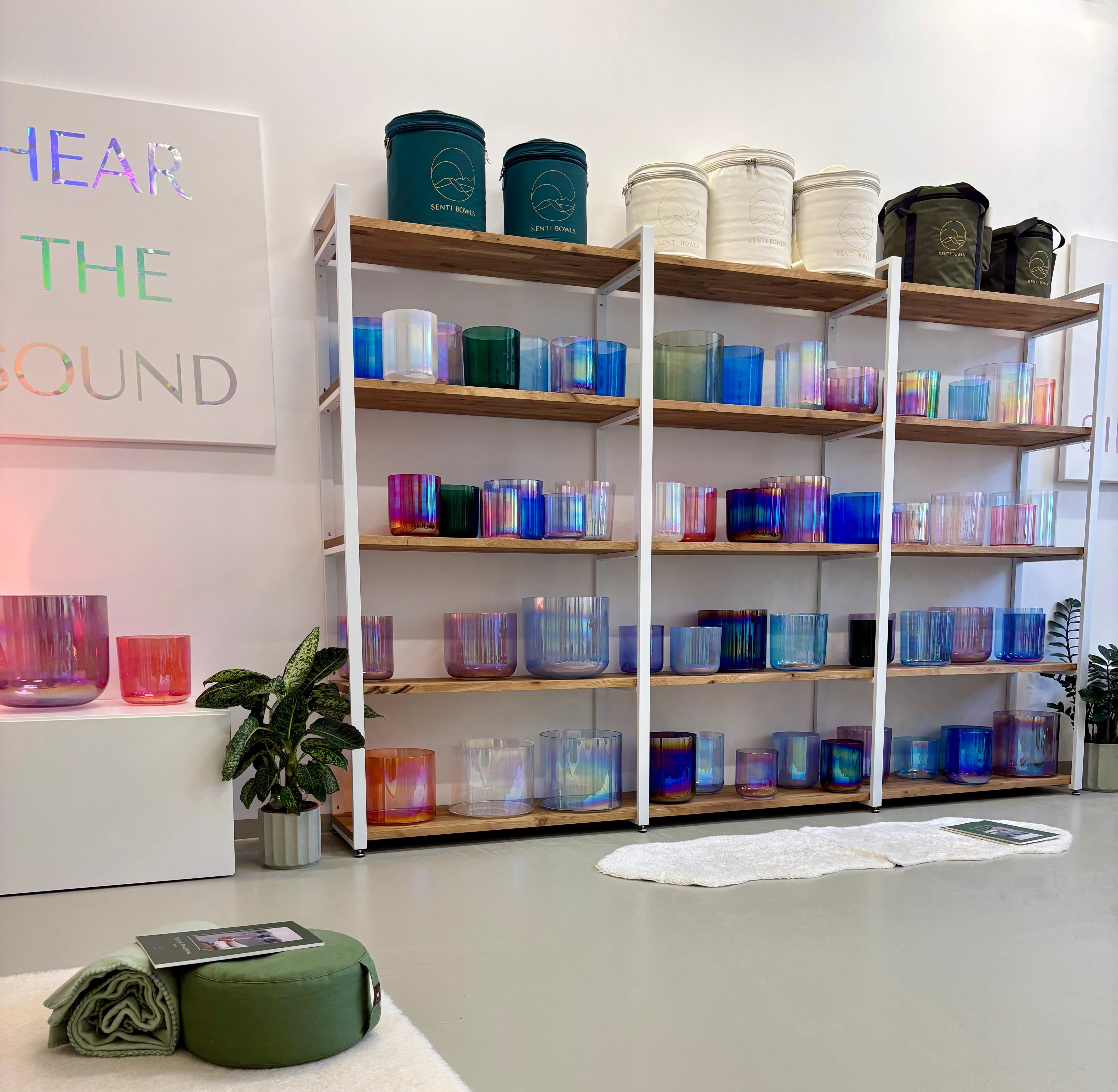 Unser Senti Showroom in Berlin mit vielen tollen Kristallklangschalen von Senti Bowls