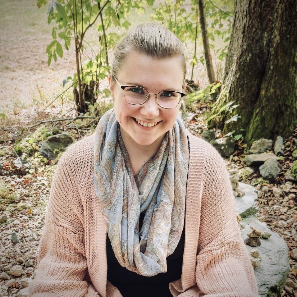 Seline mit einer Senti Bowls Kristallklangschalen-Set für Sound Meditation, handgefertigt aus Quarzkristall.