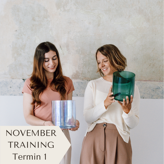 Lea und Anike, Gründerinnen von Senti, bei einem Sound Practitioner Training mit Senti Bowls Kristallklangschalen, resonante Töne.