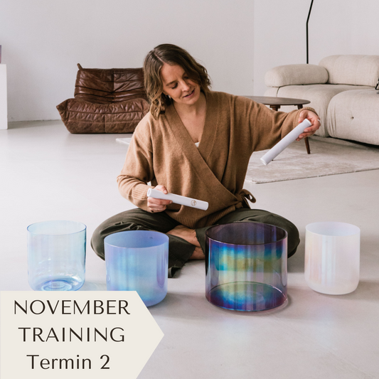 Anike, Sound Practitioner, mit ihren Senti Bowls Kristallklangschalen die Körper und Geist harmonisieren
