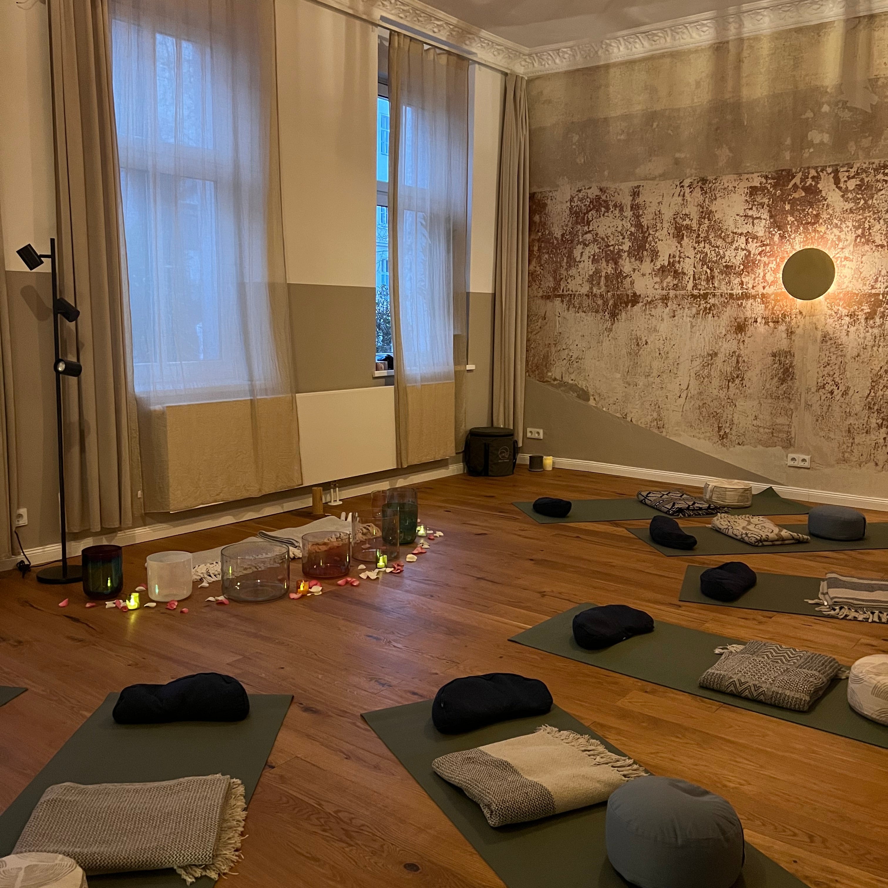 Deine Sound Meditation als Event für dich oder Gutschein inBerlin mit Senti Bowls klaren Kristallklangschalen.