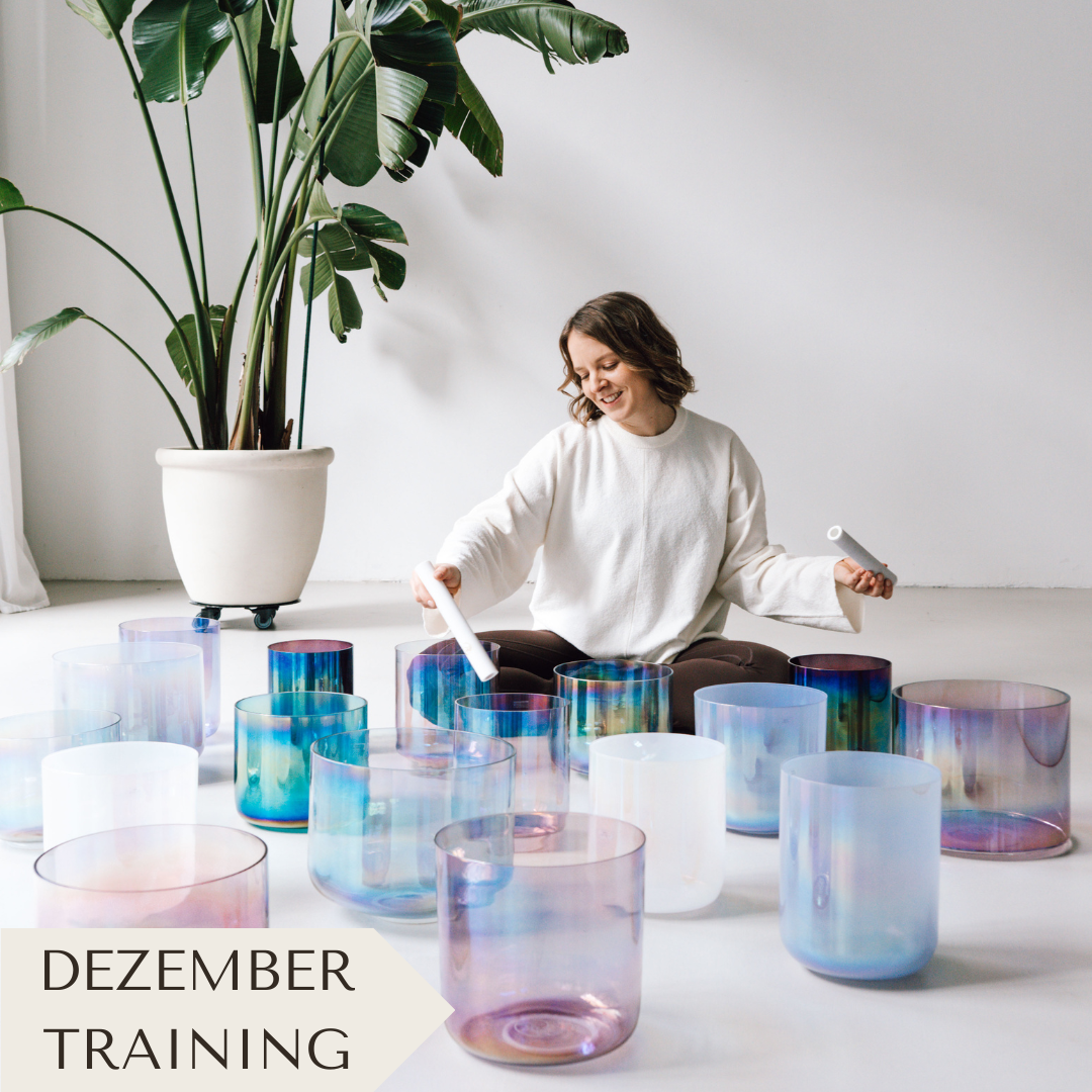 Anike spielt ihre Senti Bowls Kristallklangschalen aus Quarzkristall während eines Sound Practitioner Trainings in Berlin