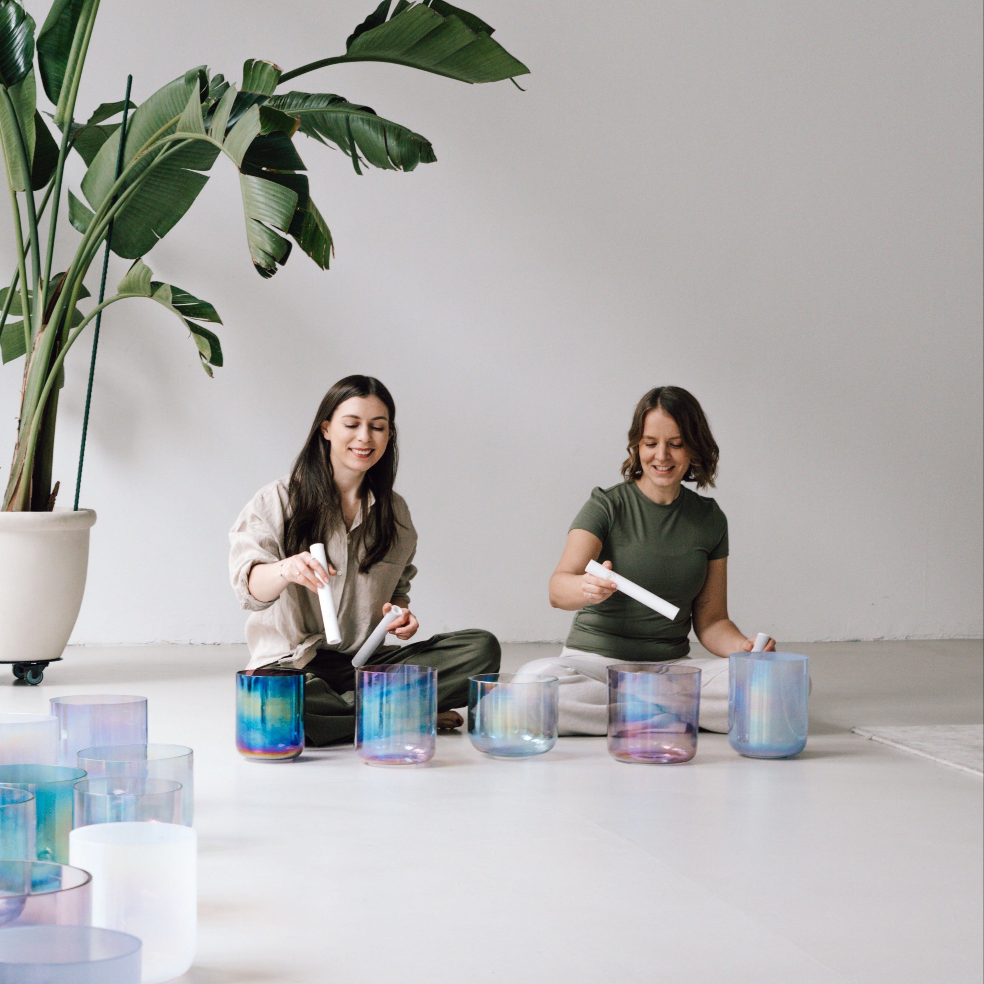Lea und Anike mit einem handgefertigten Senti Bowls Kristallklangschalen-Set in einem modernen Studio, wunderschöner Klang.