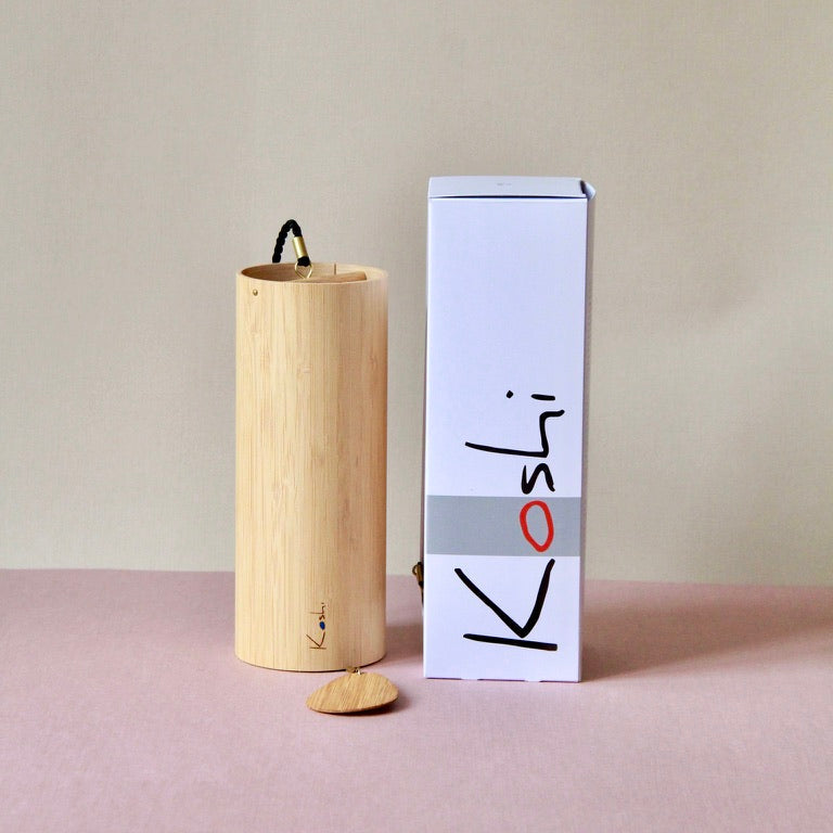 Koshi Windchimes neben Kristallklangschalen – harmonisches Accessoire für Sound Meditation und entspannende Klangreisen im Meditationsraum