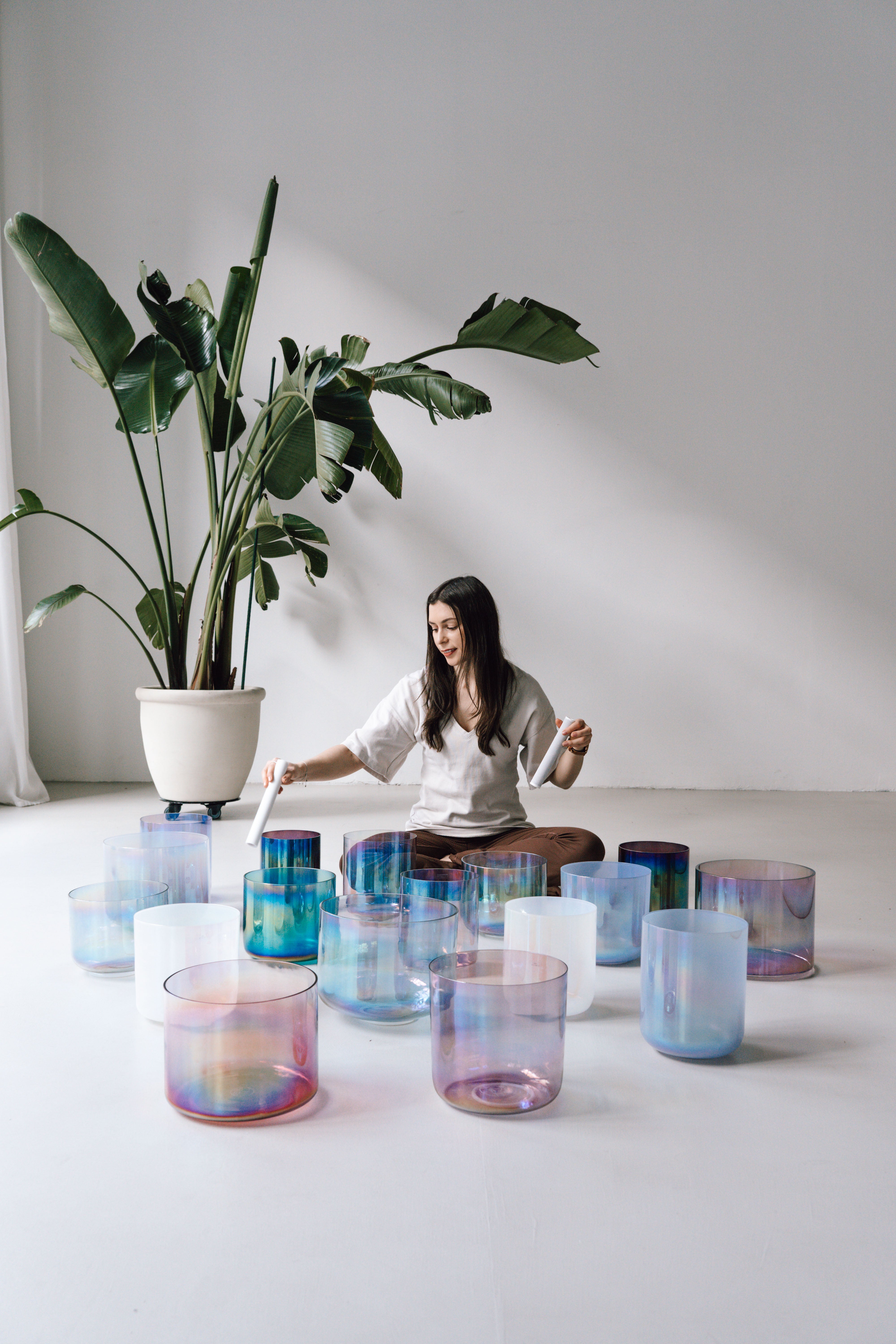 Lea, einer der beiden Sound Practitioner und Gründerinnen von Senti Bowls mit ihren wunderschönen Kristallklangschalen für Sound Meditationen in einem Yoga Studio in Berlin